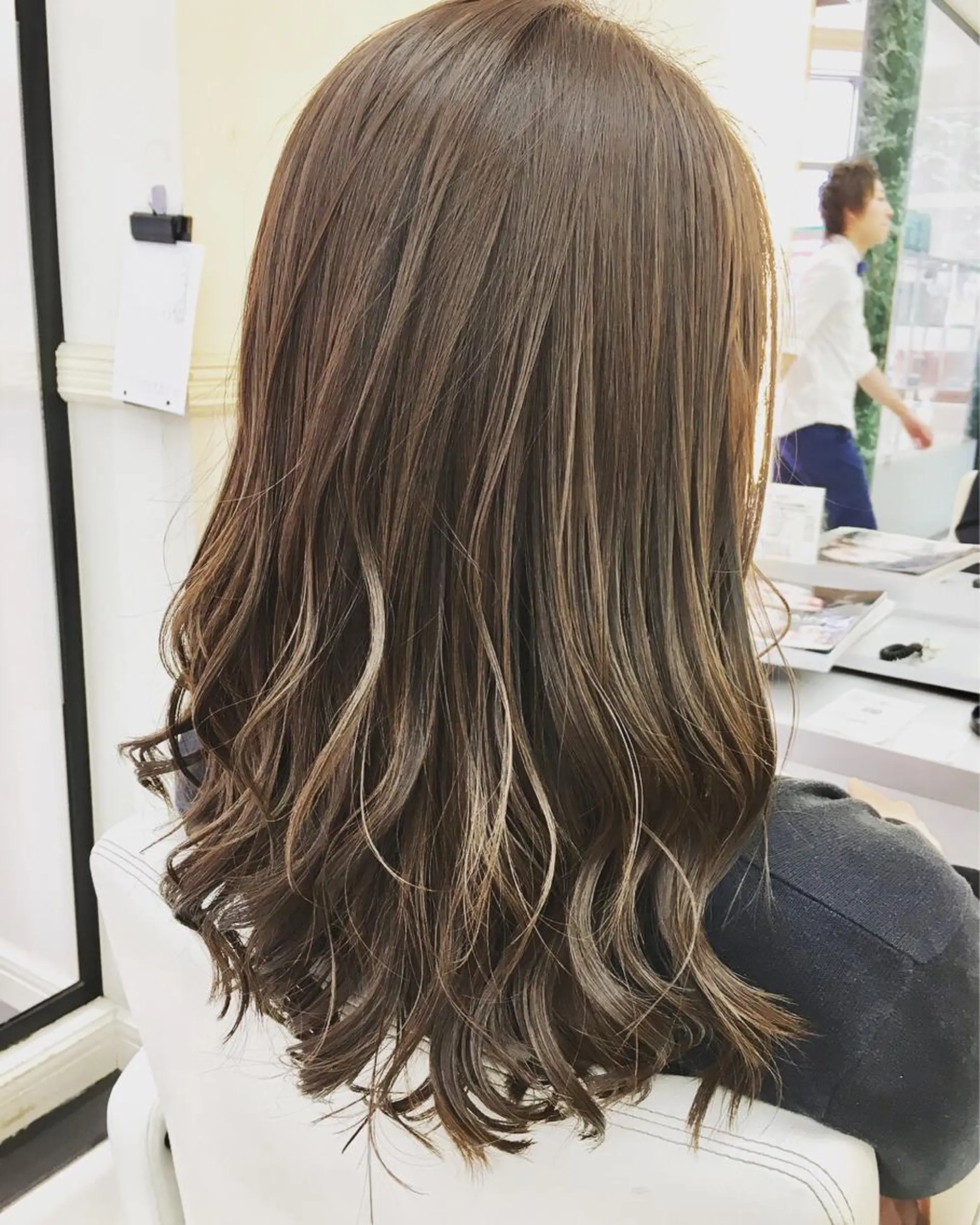 ロング カラー グレージュ イルミナカラー 外国人風カラー カット ヘアカラー トリートメント N° jillva ♦️川端裕司♦️のヘアスタイル