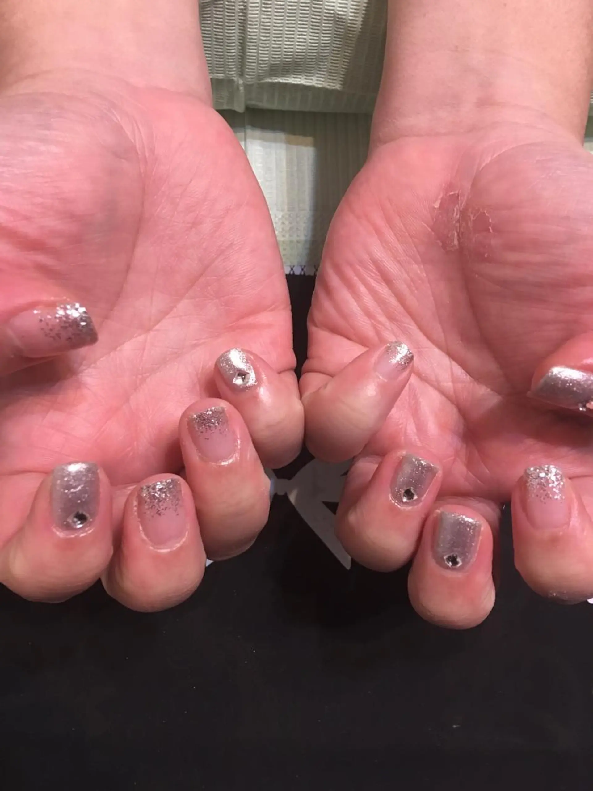 ネイル シルバー ストーンネイル 冬ネイル クリスマス ハンドネイル 🌈KANÅKO 🌈のネイルデザイン