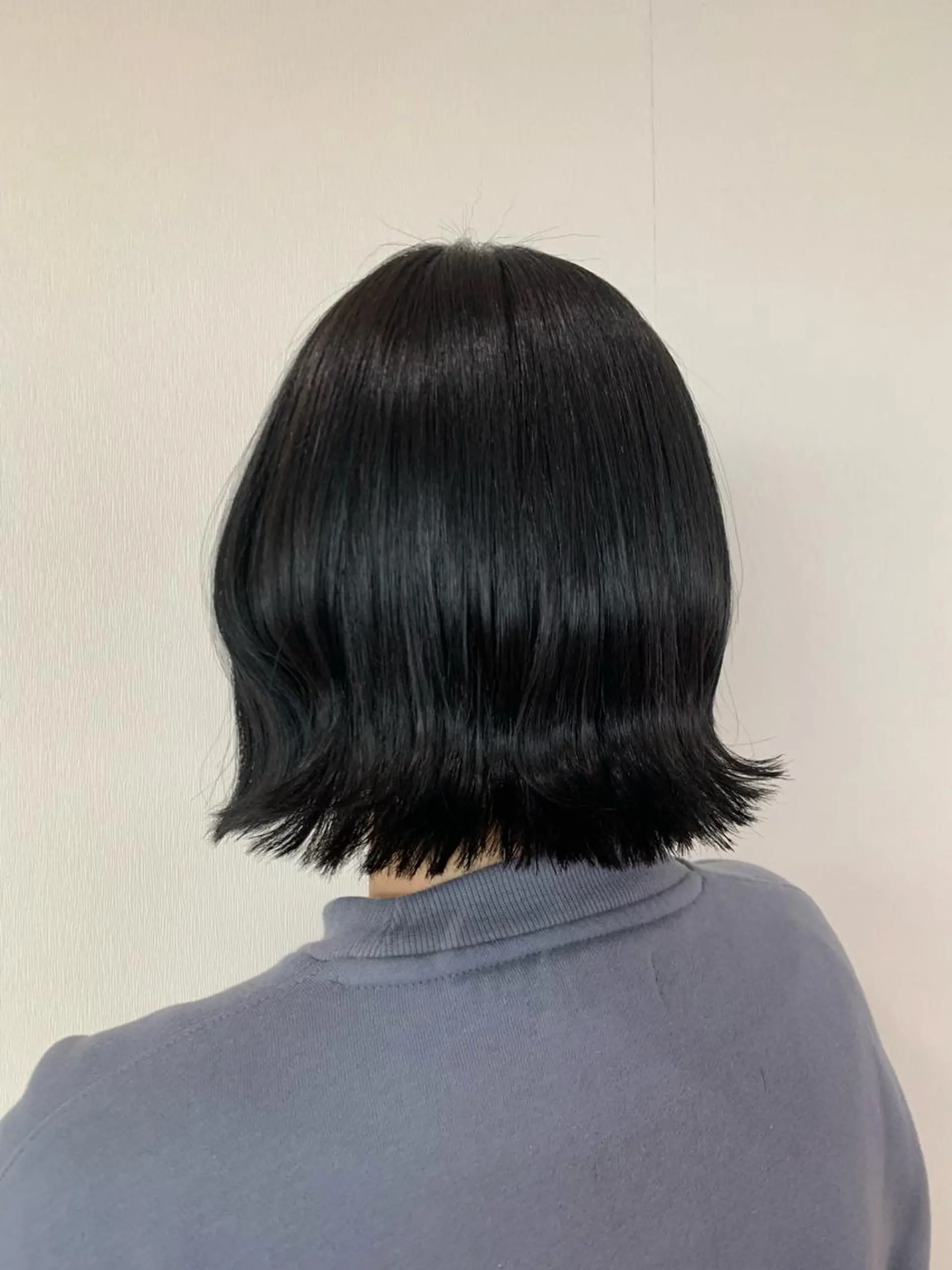 ショート カラー 黒髪 ブルーカラー ブルーブラック カット ヘアカラー 相澤 茉澄のヘアスタイル