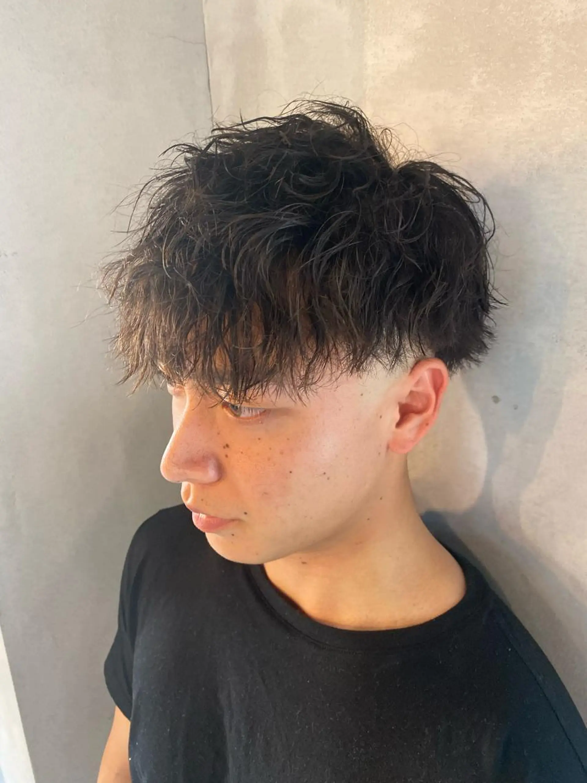 ミディアム パーマ メンズ ミディアムパーマ メンズパーマ 波巻きパーマ ニュアンスパーマ ヘアカラー メンズパーマ/ メッシュ😎タクミのヘアスタイル