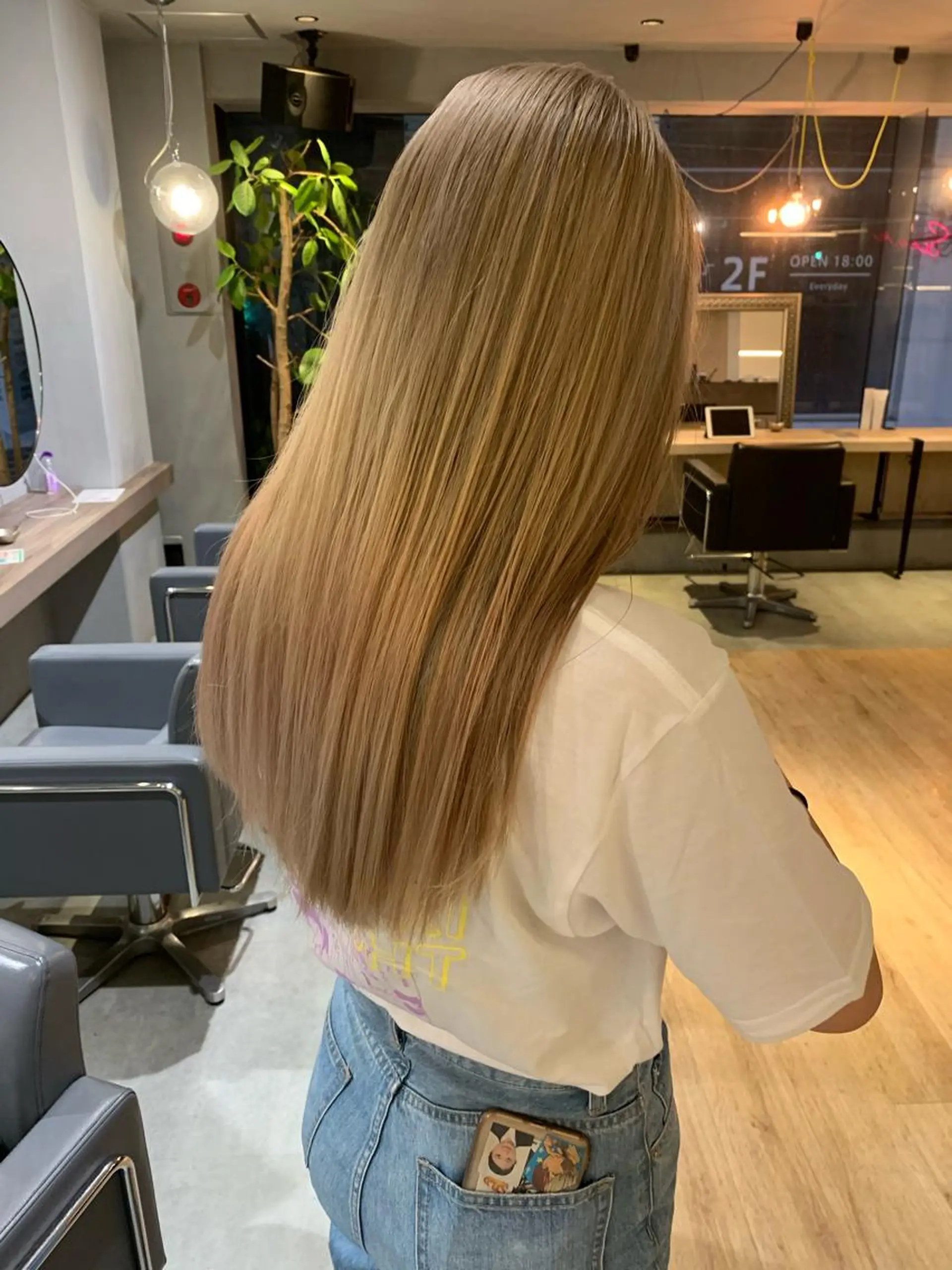 ロング カラー ベージュカラー ミルクティーベージュ カット ヘアカラー エクステ 美髪・シールエクステ ホソタニリョウコのヘアスタイル