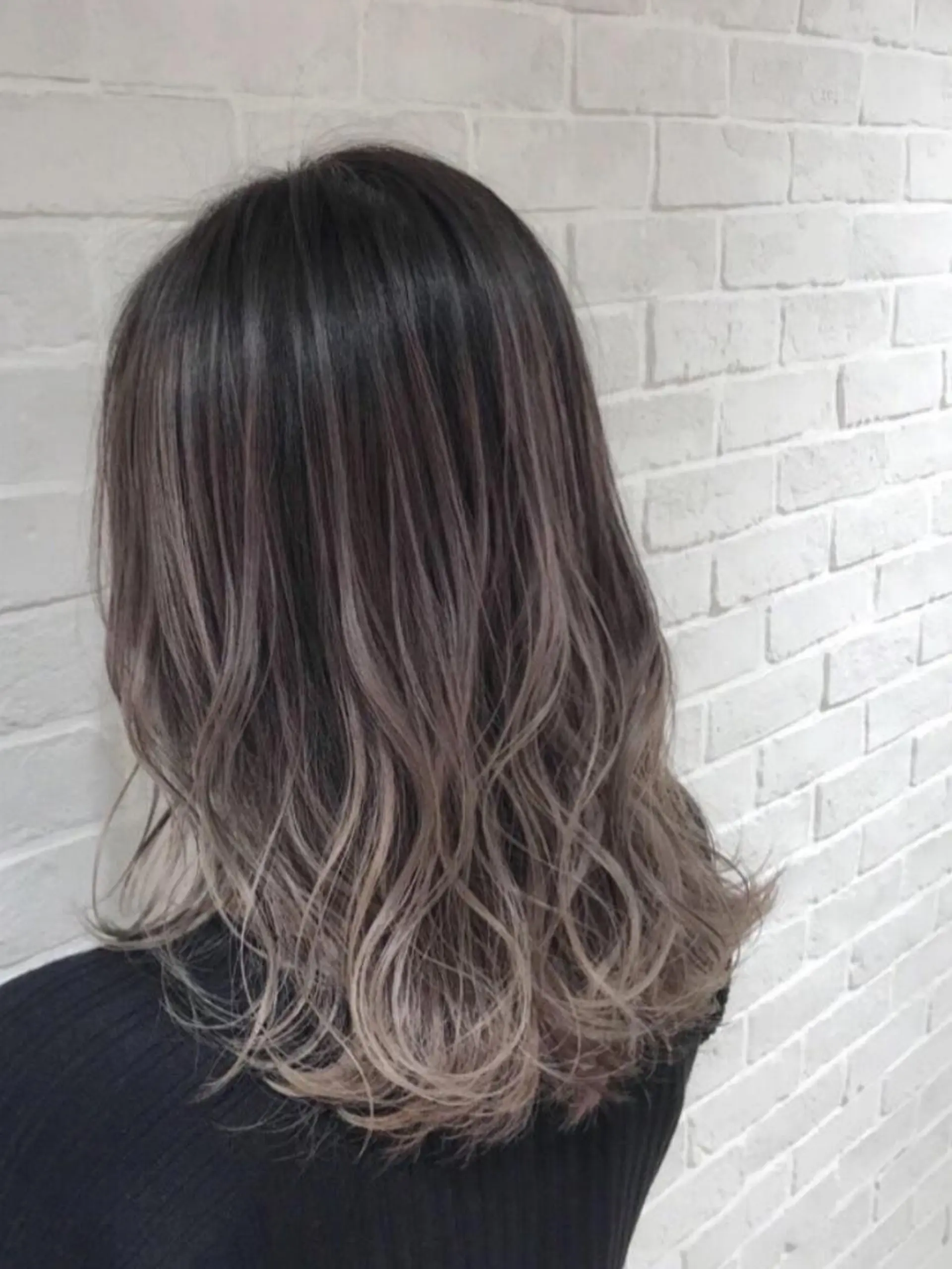 セミロング カラー バレイヤージュ レイヤーカット ブリーチカラー🌈 嘉名 真樹のヘアスタイル