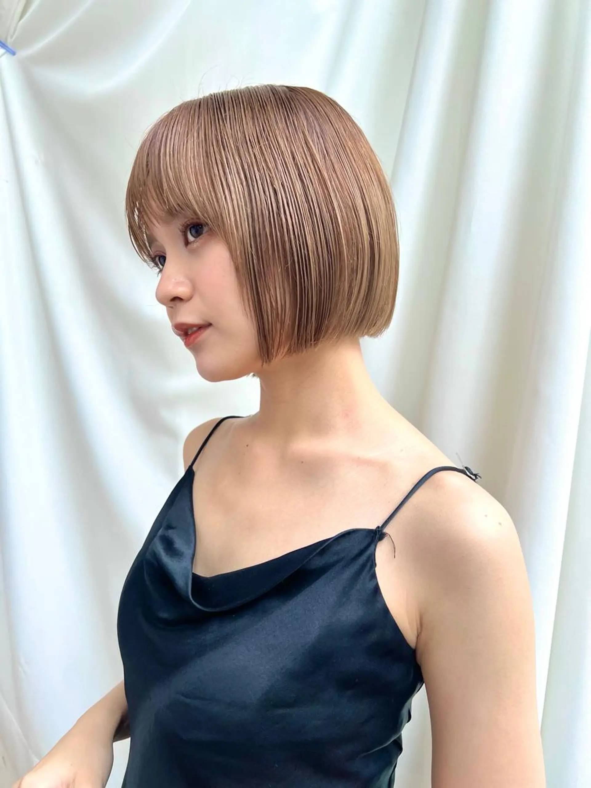 ショート カラー 切りっぱなしボブ 前下がりボブ ブリーチ グレージュ イルミナカラー カット ヘアカラー トリートメント ニュアンスレイヤー ハイトーンカラーのヘアスタイル