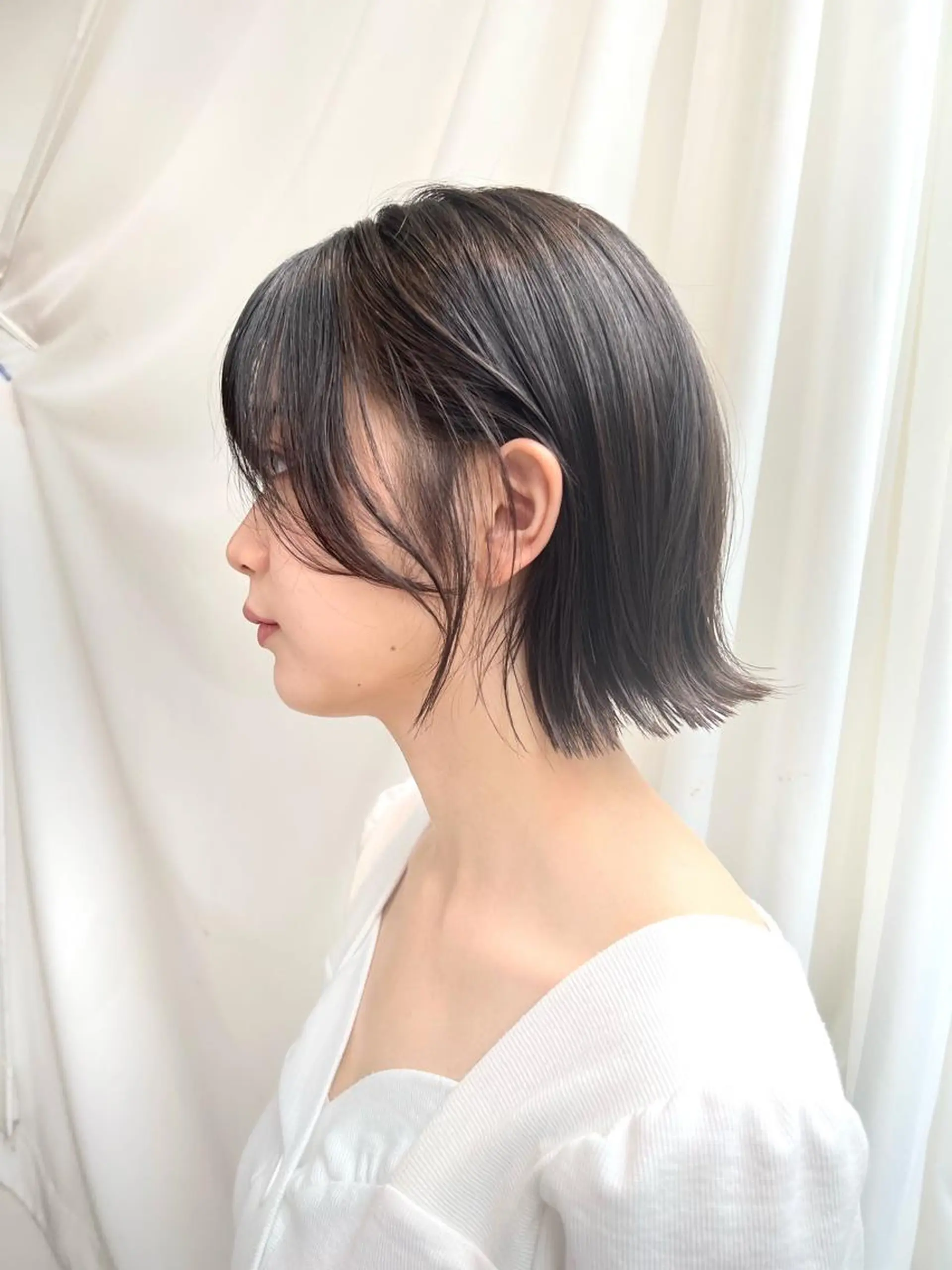 ショート カラー 切りっぱなしボブ 前下がりボブ ブリーチ グレージュ イルミナカラー カット ヘアカラー トリートメント ニュアンスレイヤー ハイトーンカラーのヘアスタイル