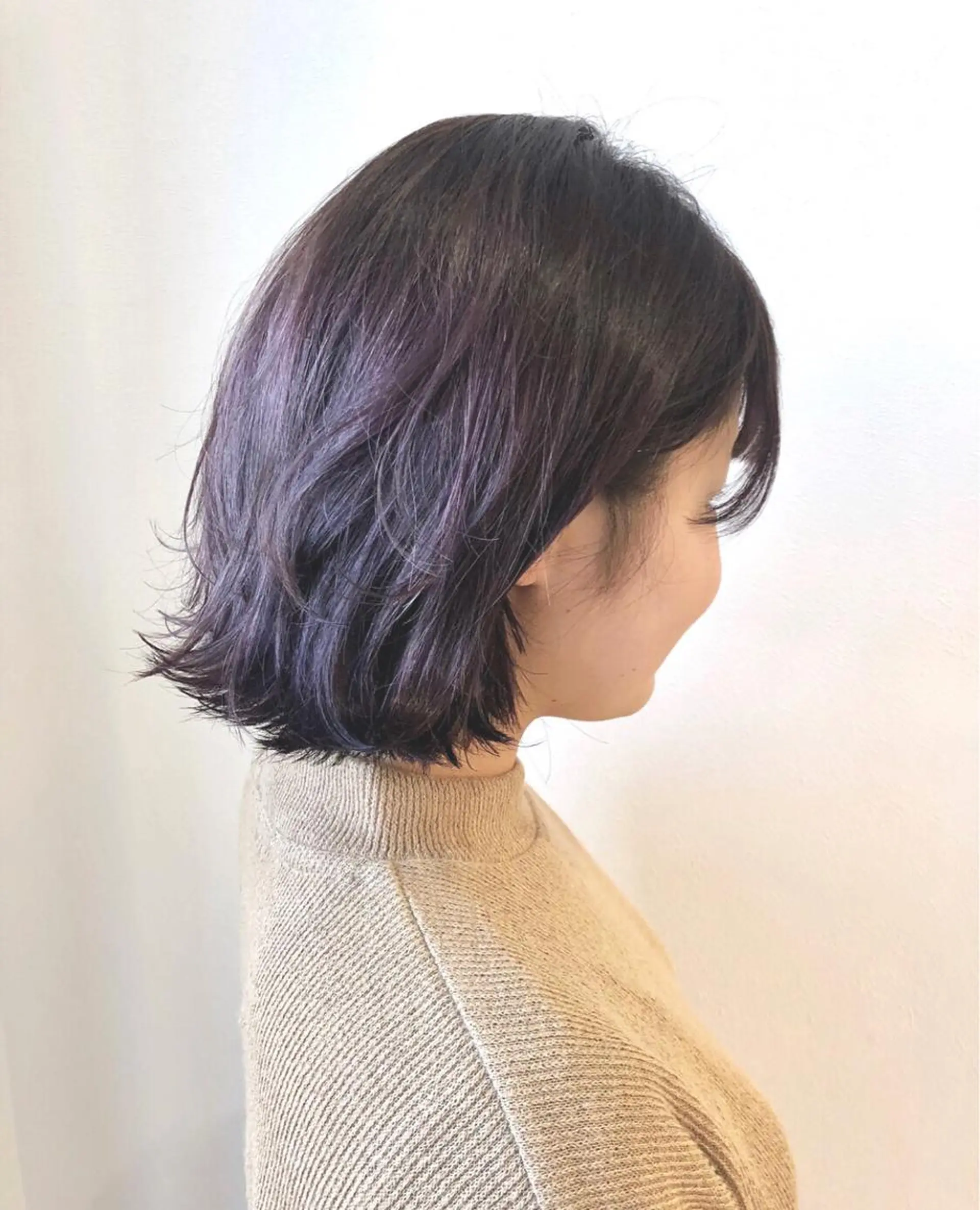 ミディアム カラー アッシュ ブリーチ パープルカラー パープルアッシュ カット ヘアカラー 岩田 萌那のヘアスタイル