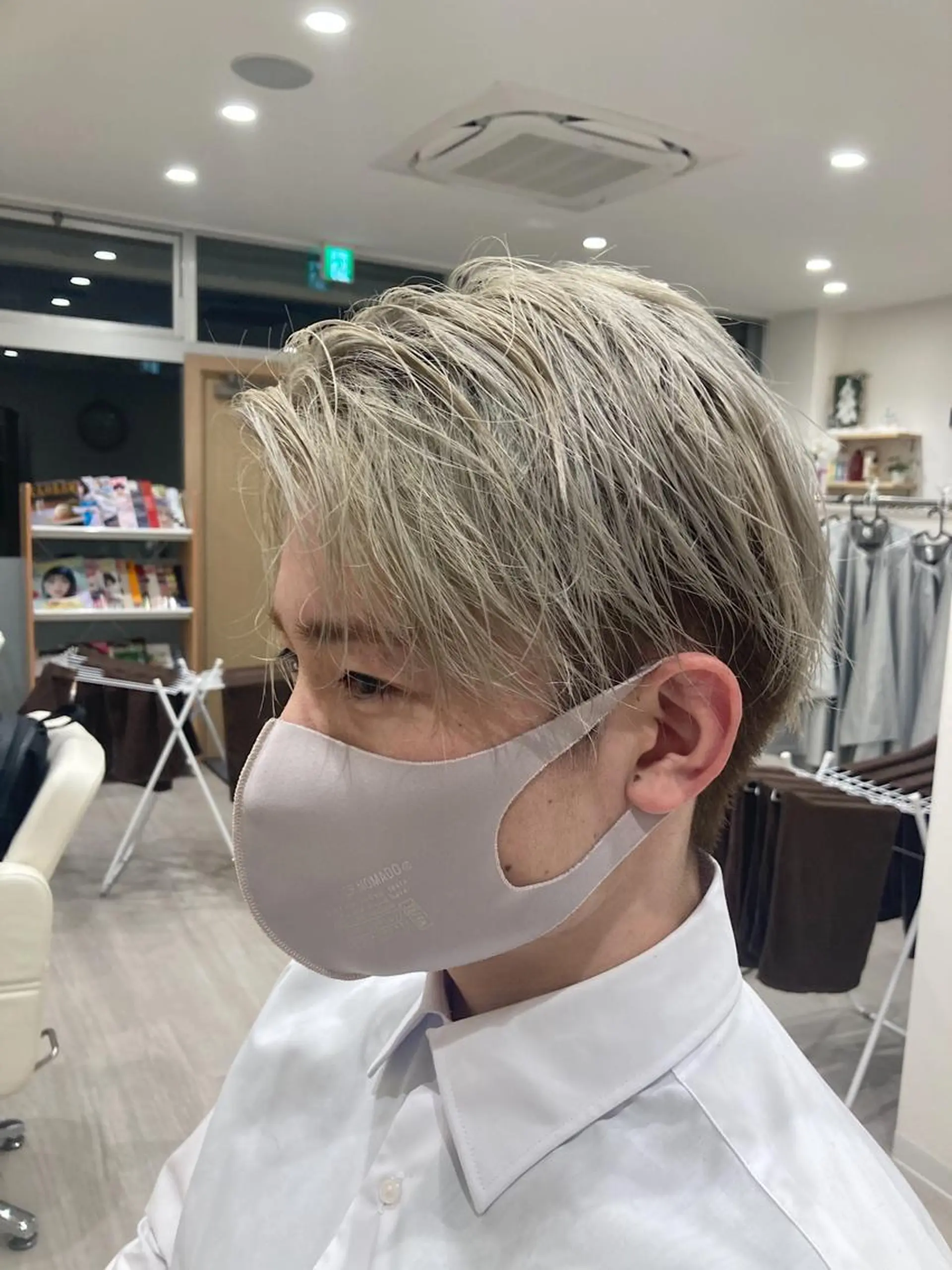 カラー ベージュカラー ブリーチ ホワイトベージュ メンズハイトーン/栄 /イトウタケルのヘアスタイル