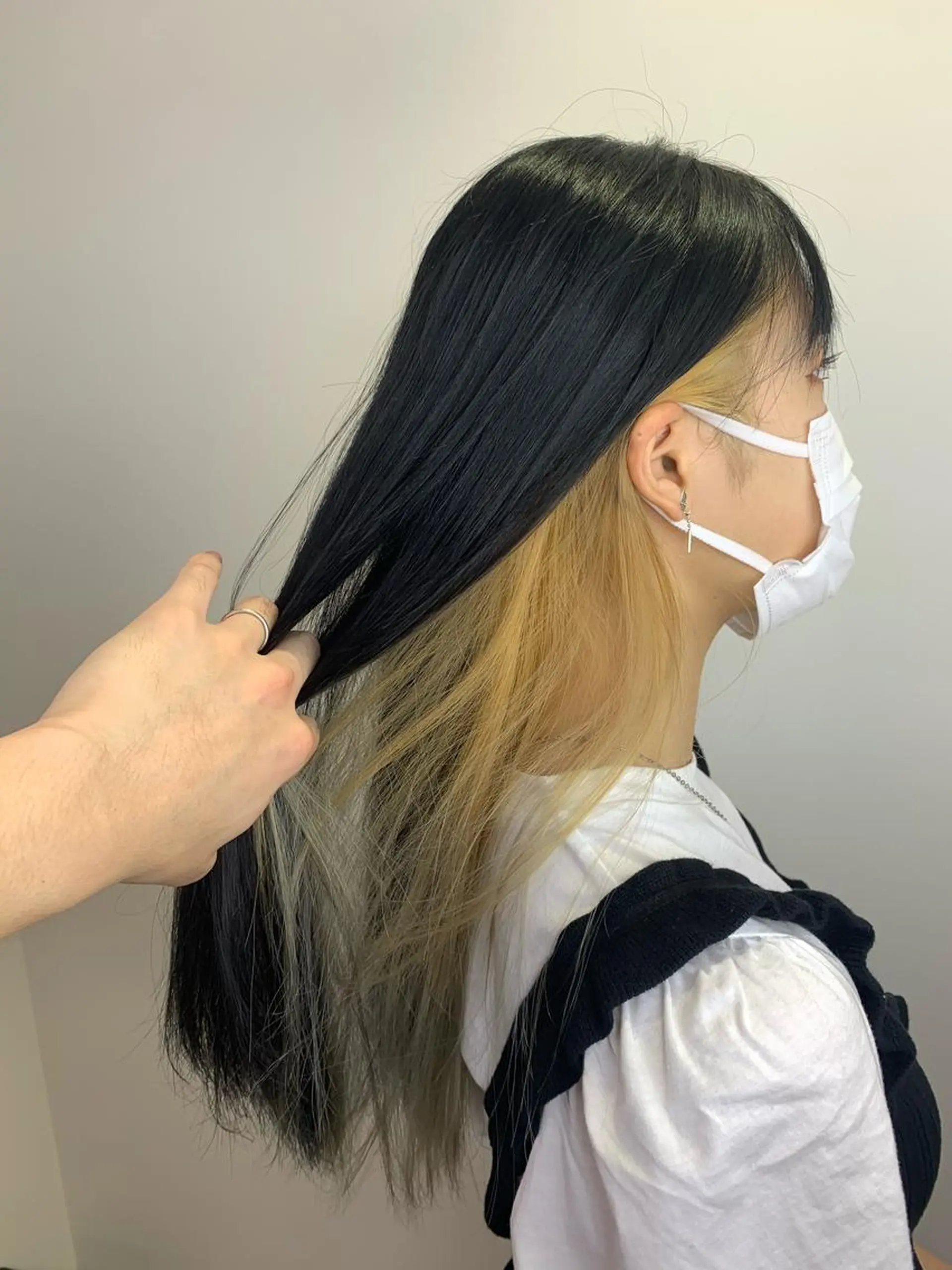 ロング カラー ベージュカラー ブリーチ ダークグレー ダークグレージュ グレージュ SALOWIN神戸三宮店所属・【美髪を叶える】中谷 彰宏（アキ)のヘアスタイル