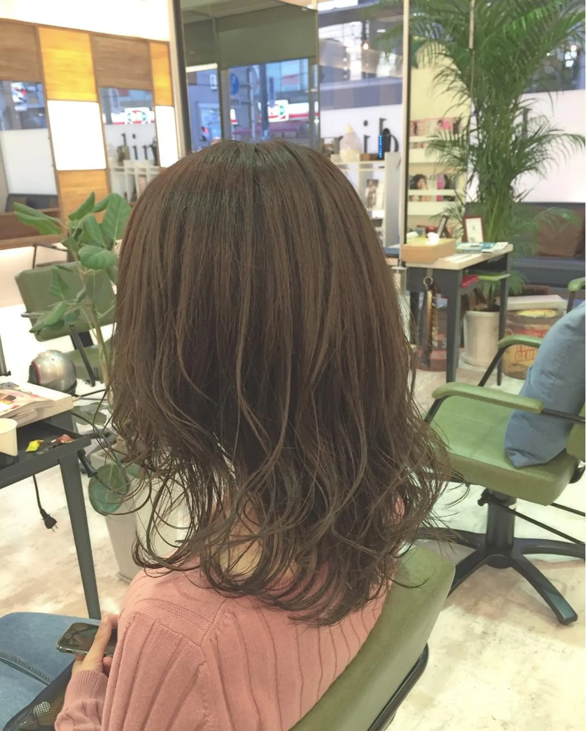ミディアム セミロング カラー グレージュ イルミナカラー カーキグレージュ 青木 茂樹⭐️ 透明感カラーのヘアスタイル