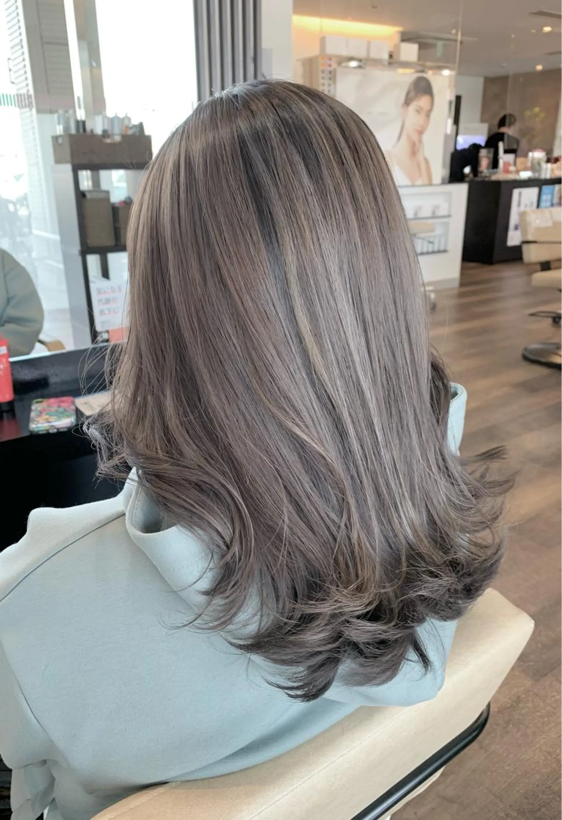 セミロング カラー ベージュカラー ハイライトカラー シルバー シルバーベージュ ハイライト カット ヘアカラー トリートメント STYLE　EKI　CITY所属・【艶カラー】 STYLE 和泉俊希のヘアスタイル