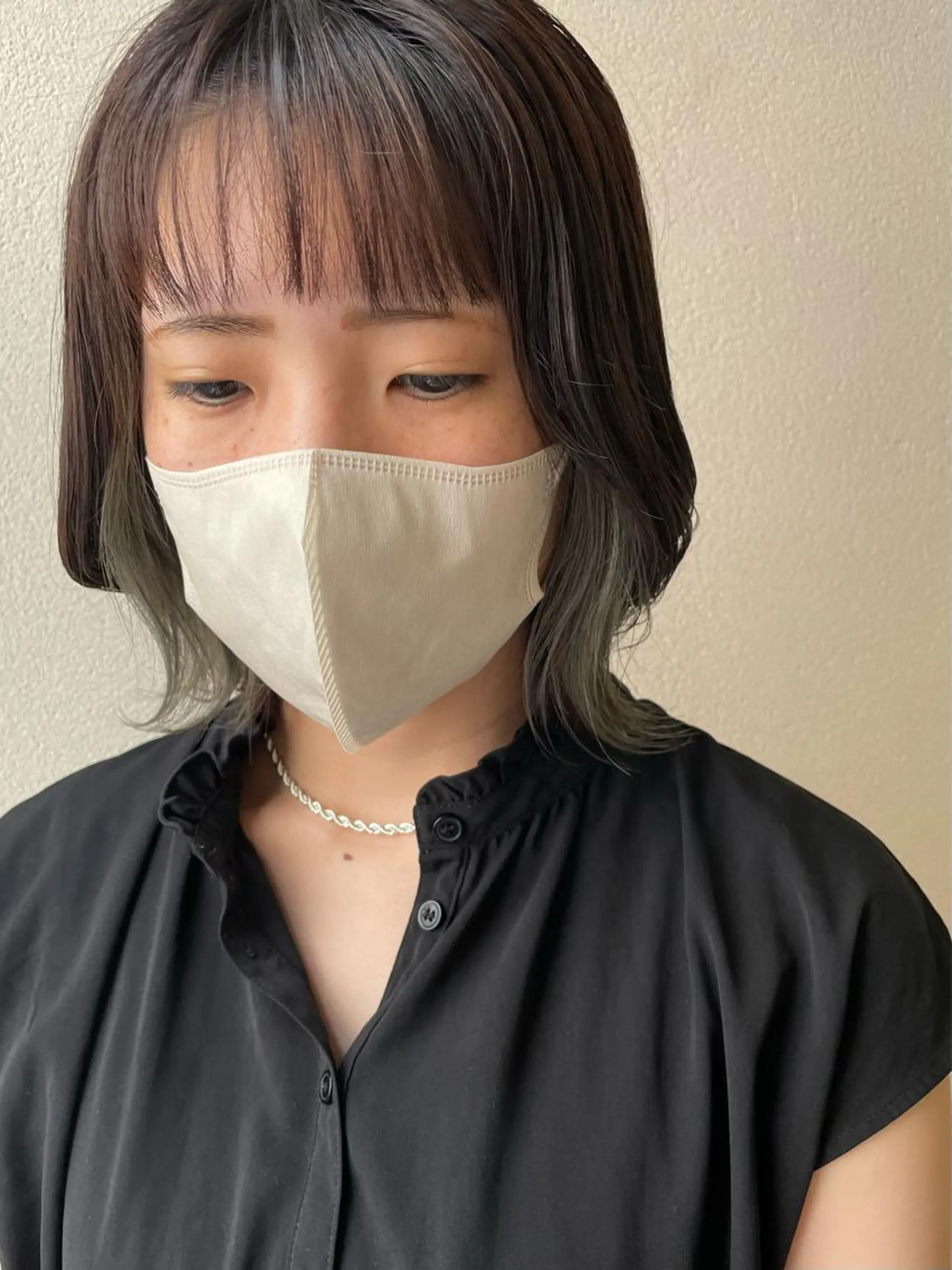 ミディアム カラー イヤリングカラー グレージュ カーキグレージュ ヘアカラー トリートメント 沢田 瞳のヘアスタイル