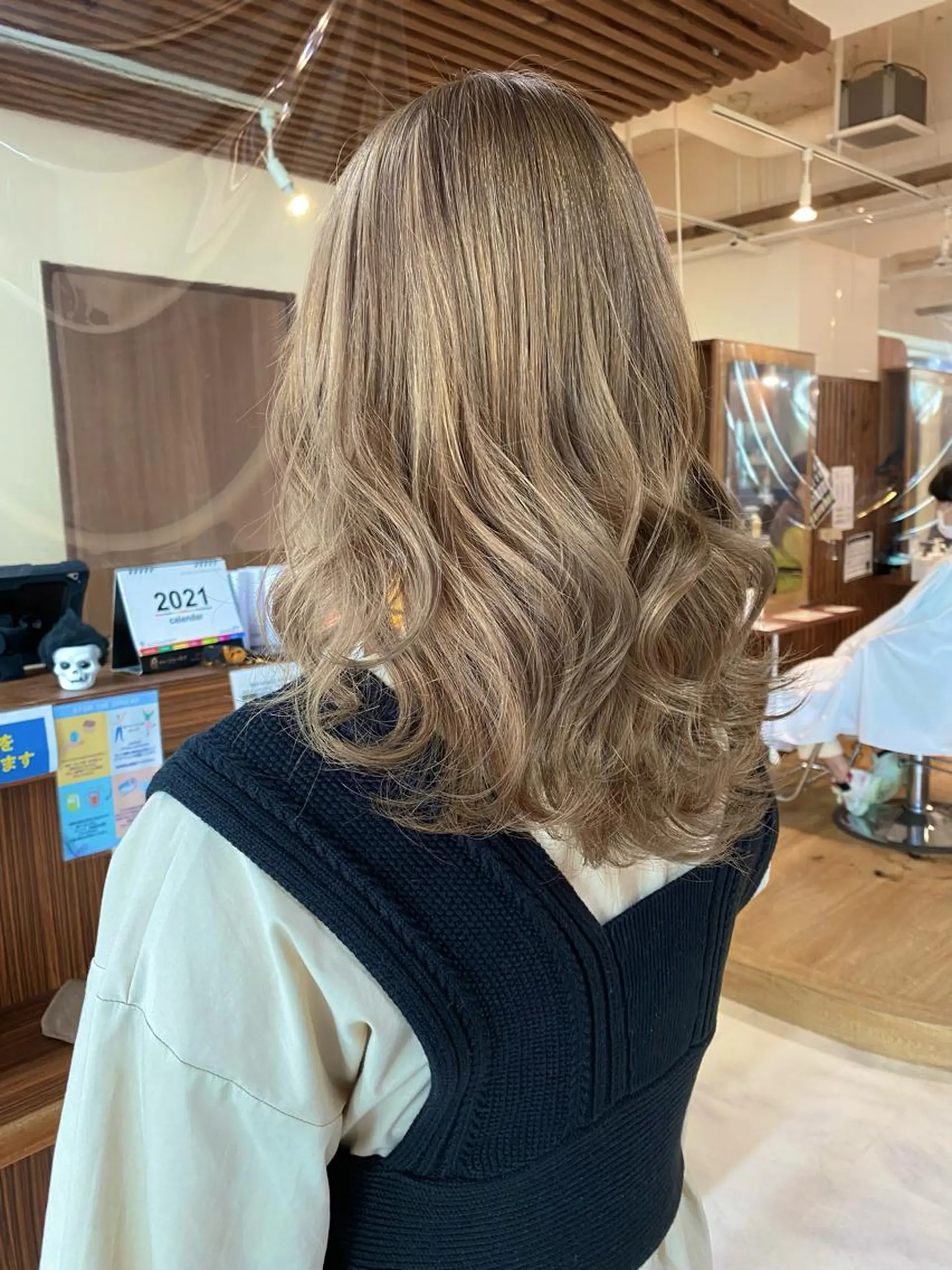 セミロング カラー ベージュカラー コントラスト バレイヤージュ志鎌のヘアスタイル