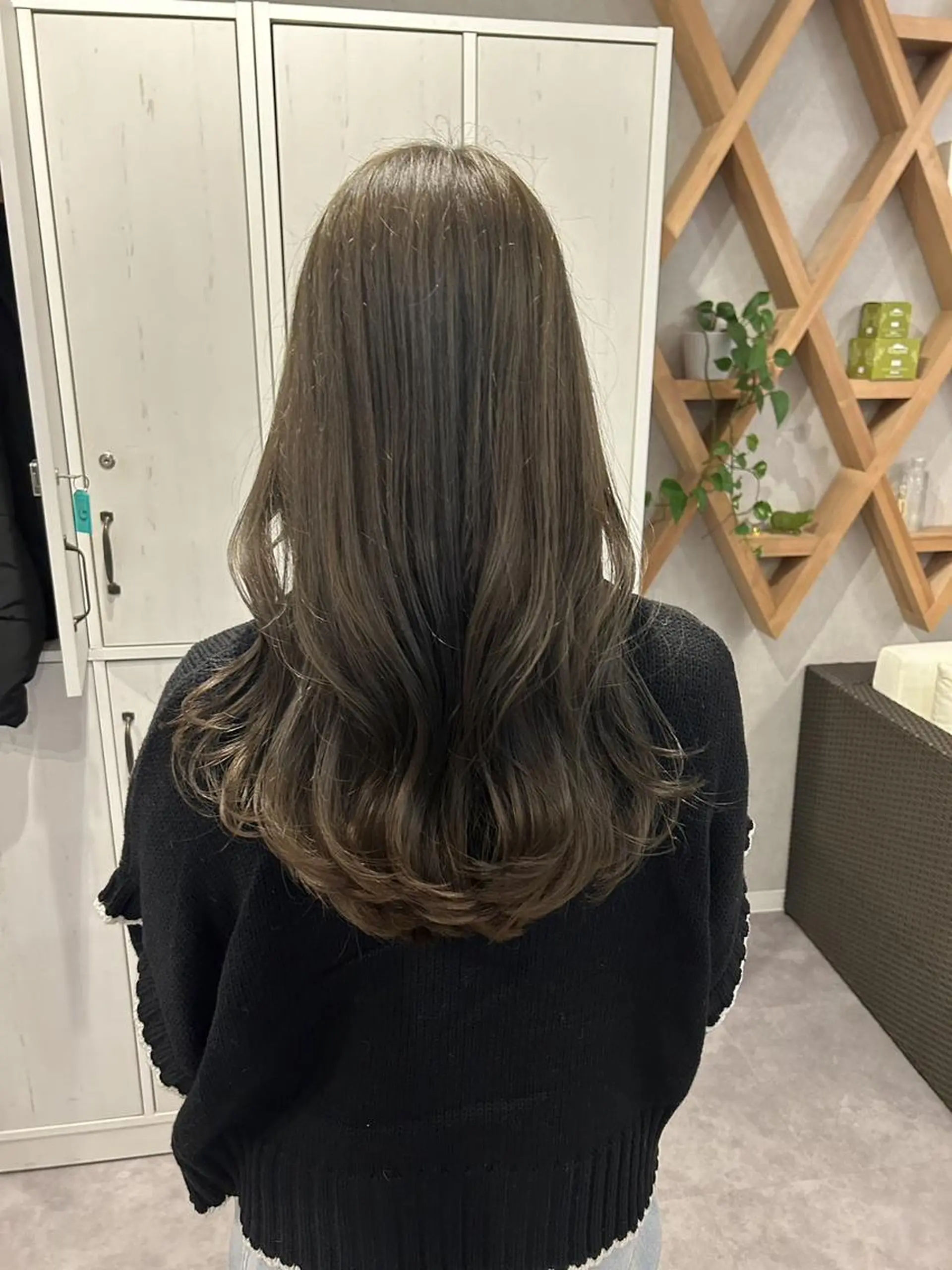ロング カラー ベージュカラー オリーブベージュ カット ヘアカラー ELLE&SALLY 石野のヘアスタイル