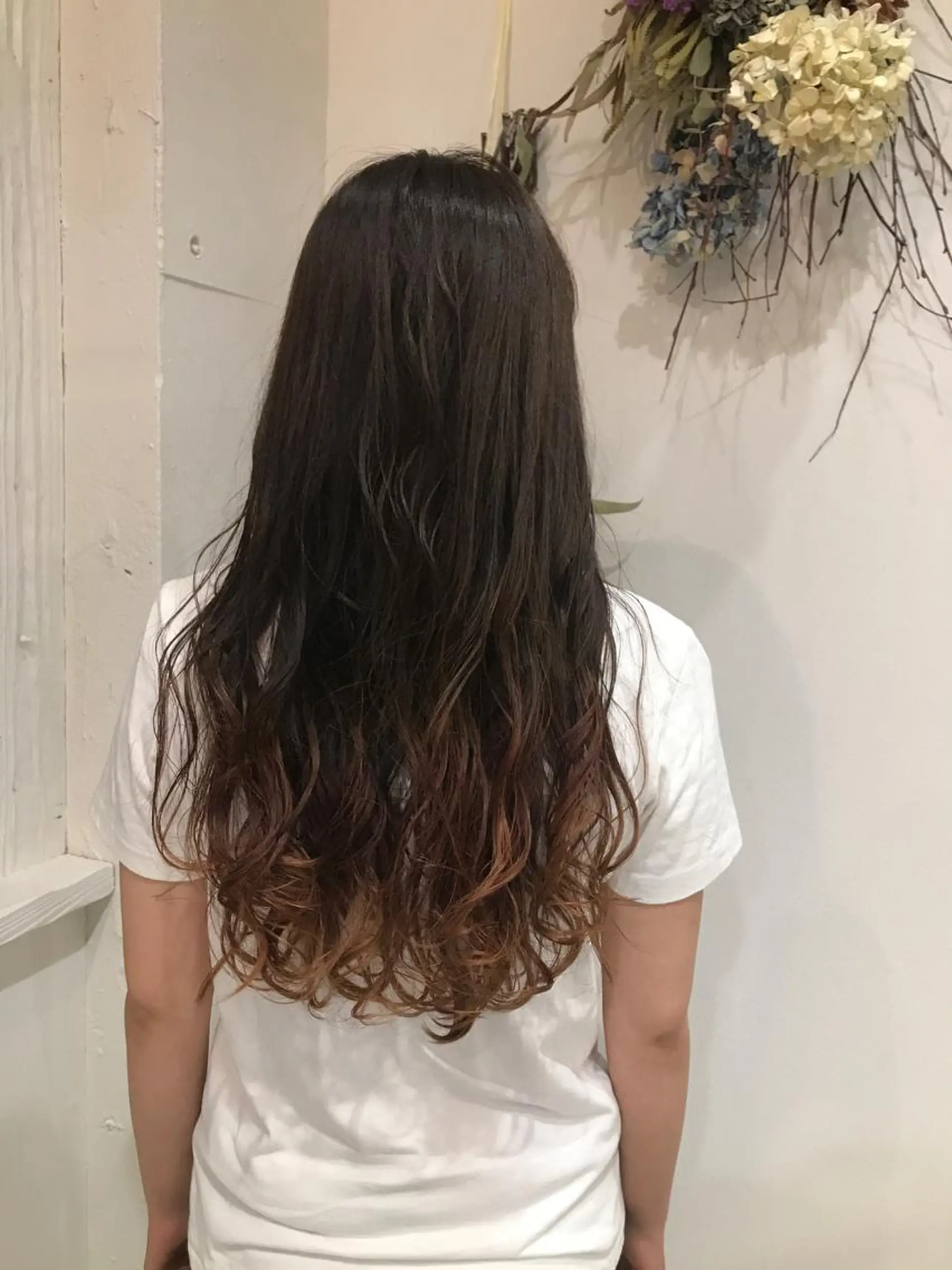 ロング カラー ブリーチ ブラウンカラー グラデーションカラー ラベンダーカラー オレンジ 入江 志穂のヘアスタイル