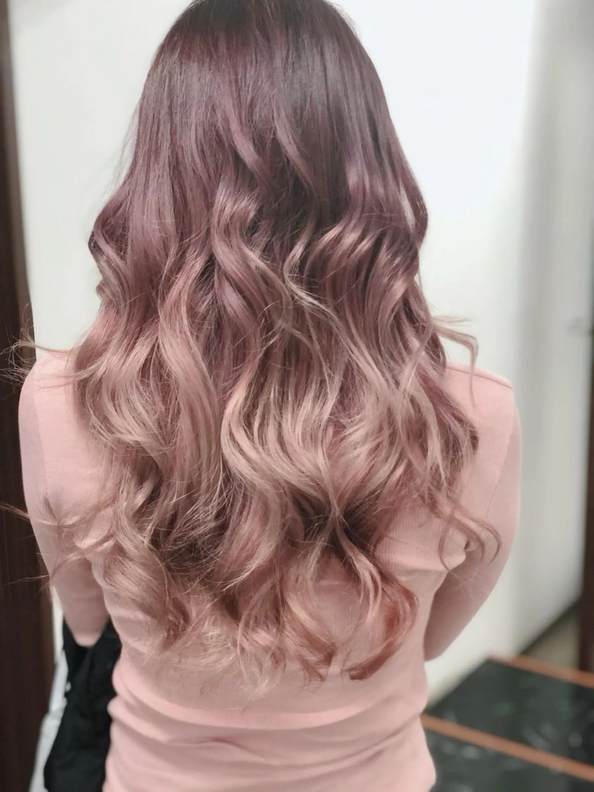 ロング カラー アッシュ グラデーションカラー ピンクカラー ピンクアッシュ ヤナ マネージャーのヘアスタイル
