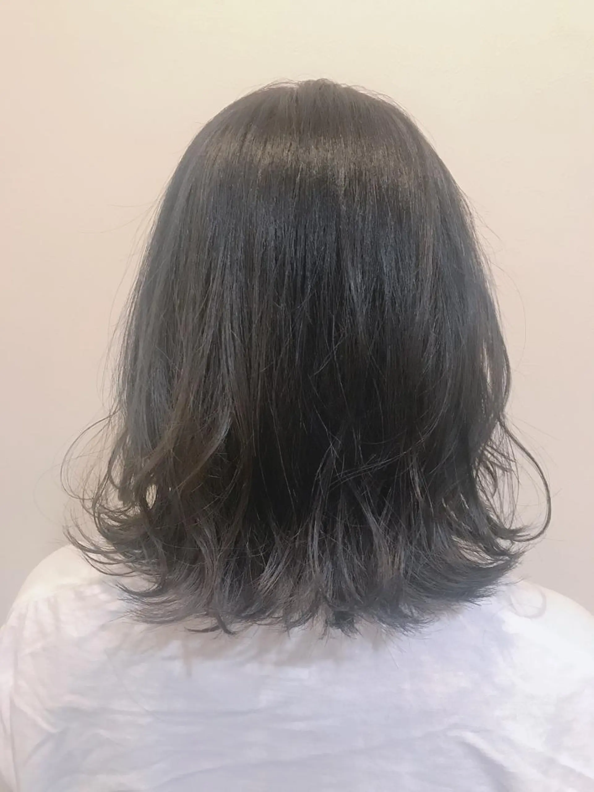 ミディアム カラー ブリーチ グレージュ 伊藤 康乃のヘアスタイル