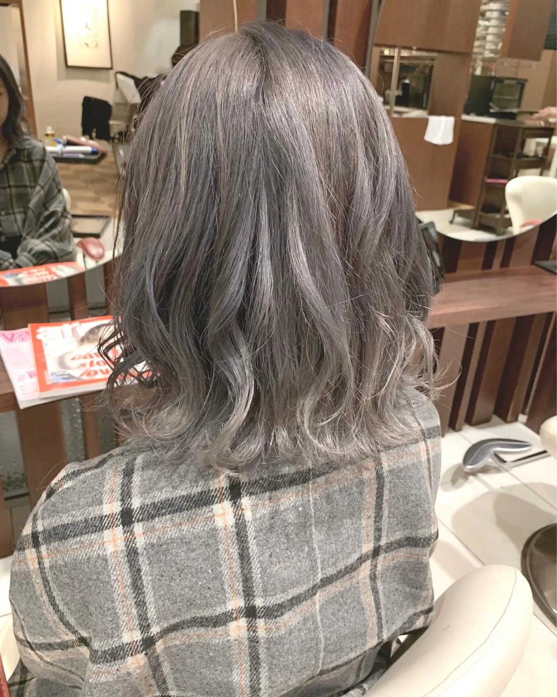 ミディアム カラー シルバー 川田流輝 艶髪カラー/髪質改善のヘアスタイル