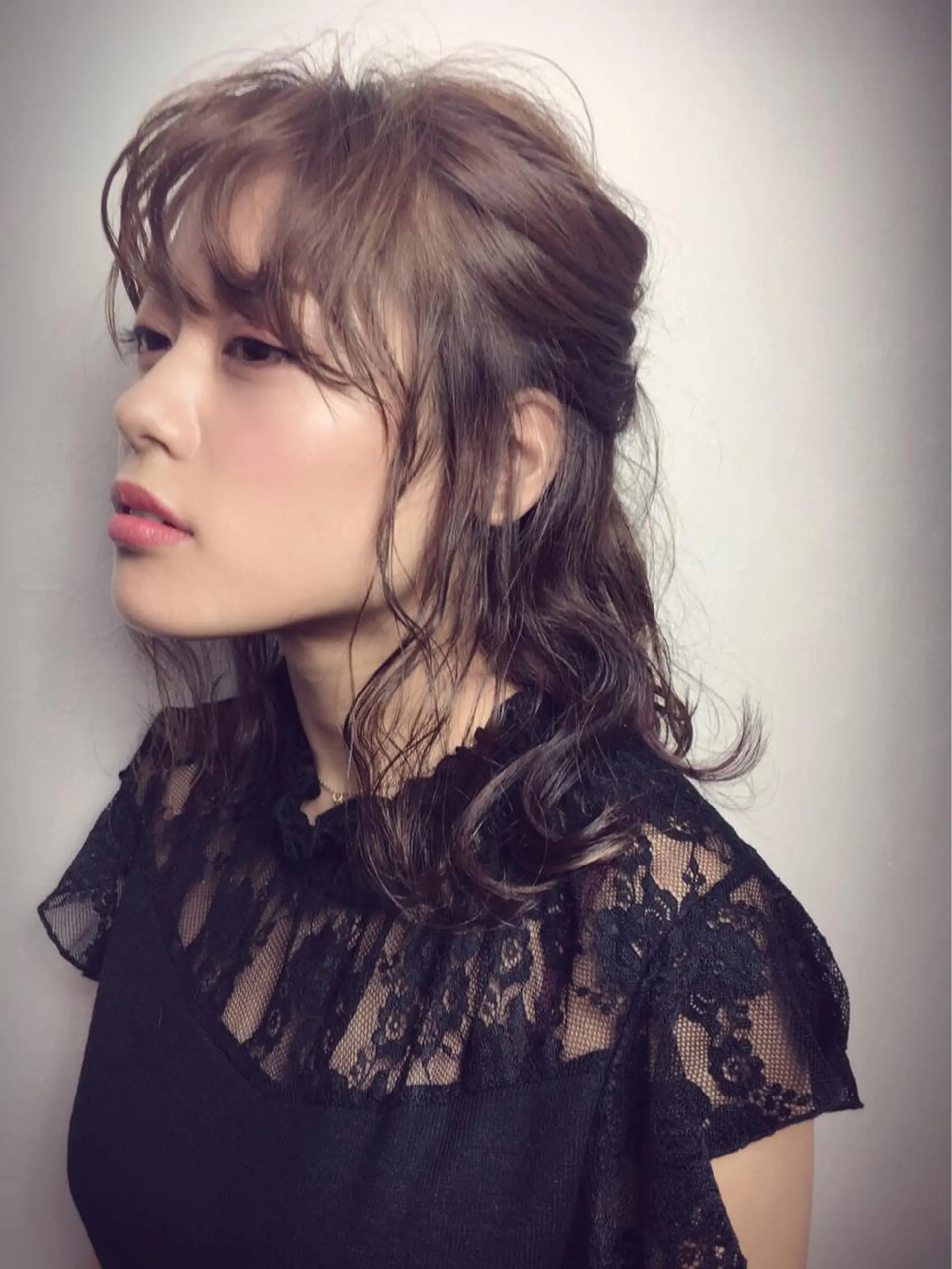 ミディアム カラー ヘアアレンジ アッシュ ベージュカラー グレージュ ハイライトカラー インナーカラー カット Relación / レラシオン所属・岩崎 克秀のヘアスタイル