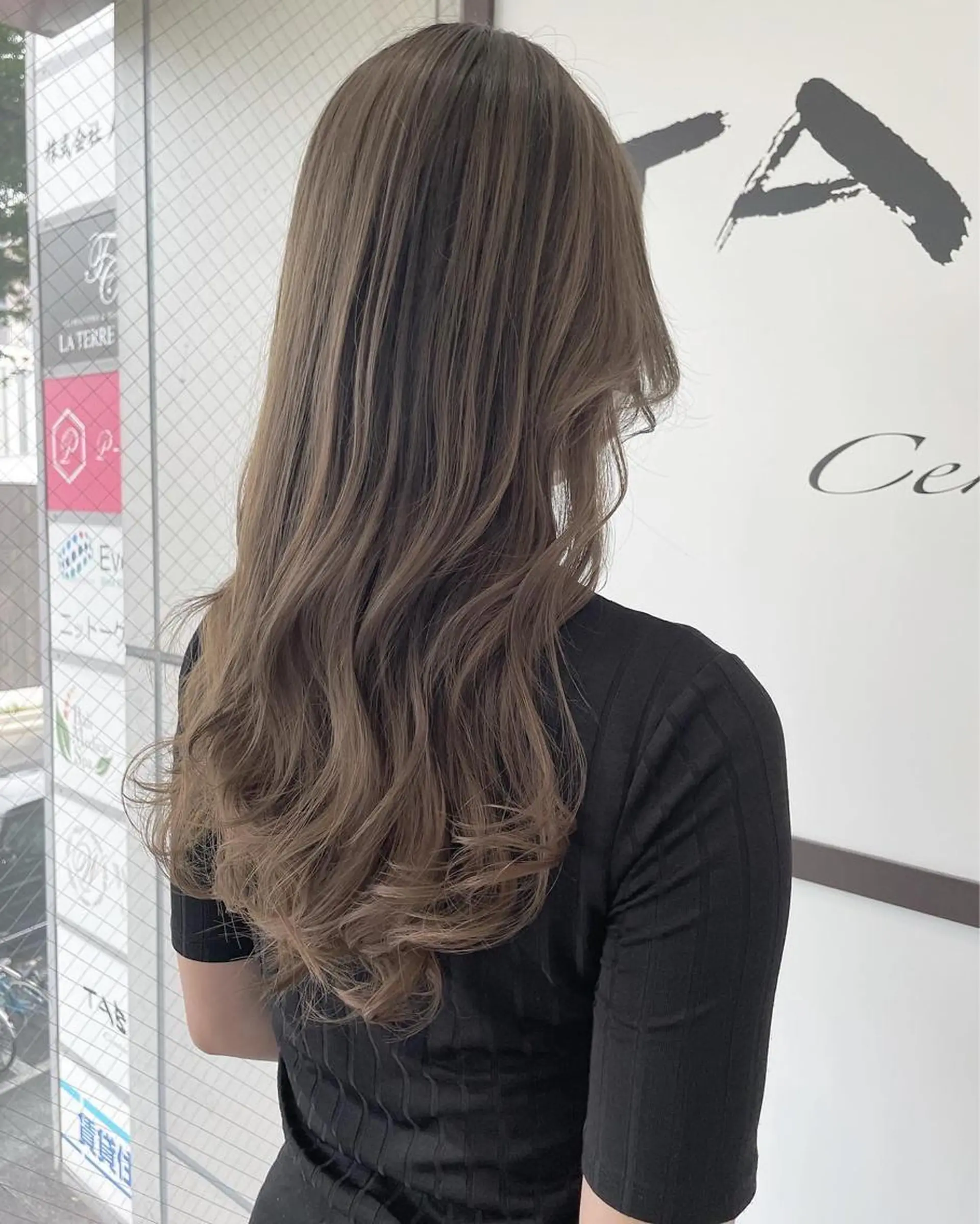 ロング カラー アッシュ ベージュカラー ミルキーベージュ 外国人風カラー レイヤーカット ヘアカラー トリートメント 河合秀明/ハイライト /インナーカラーのヘアスタイル
