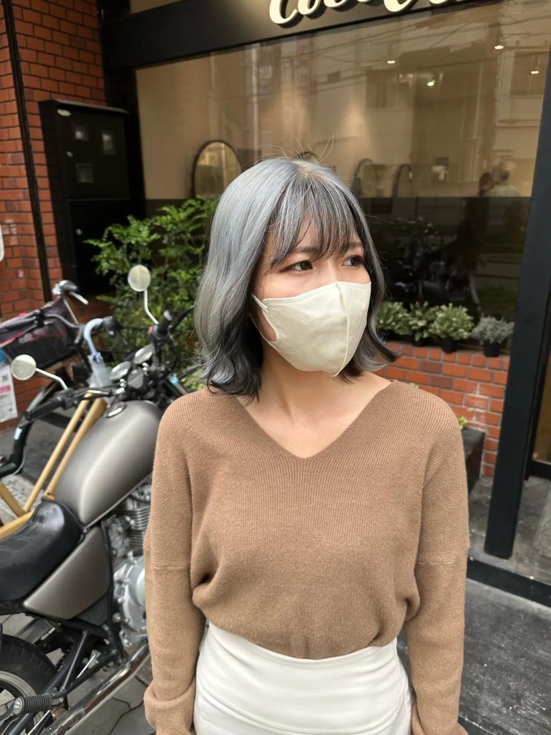 ミディアム カラー シルバー ホワイトシルバー 上田 紗也のヘアスタイル