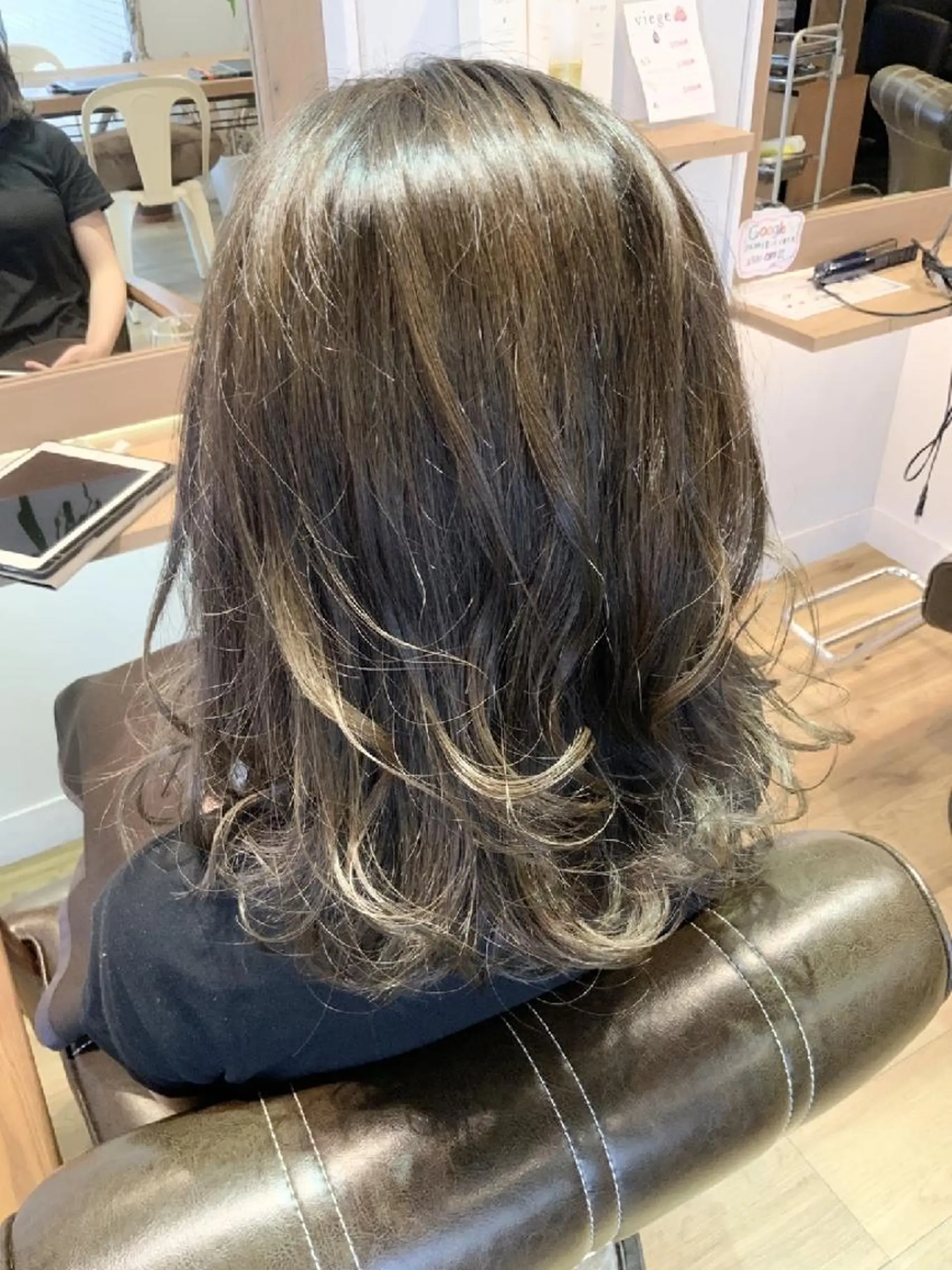カラー アッシュ ベージュカラー ヘアカラー トリートメント 堀 望美のヘアスタイル
