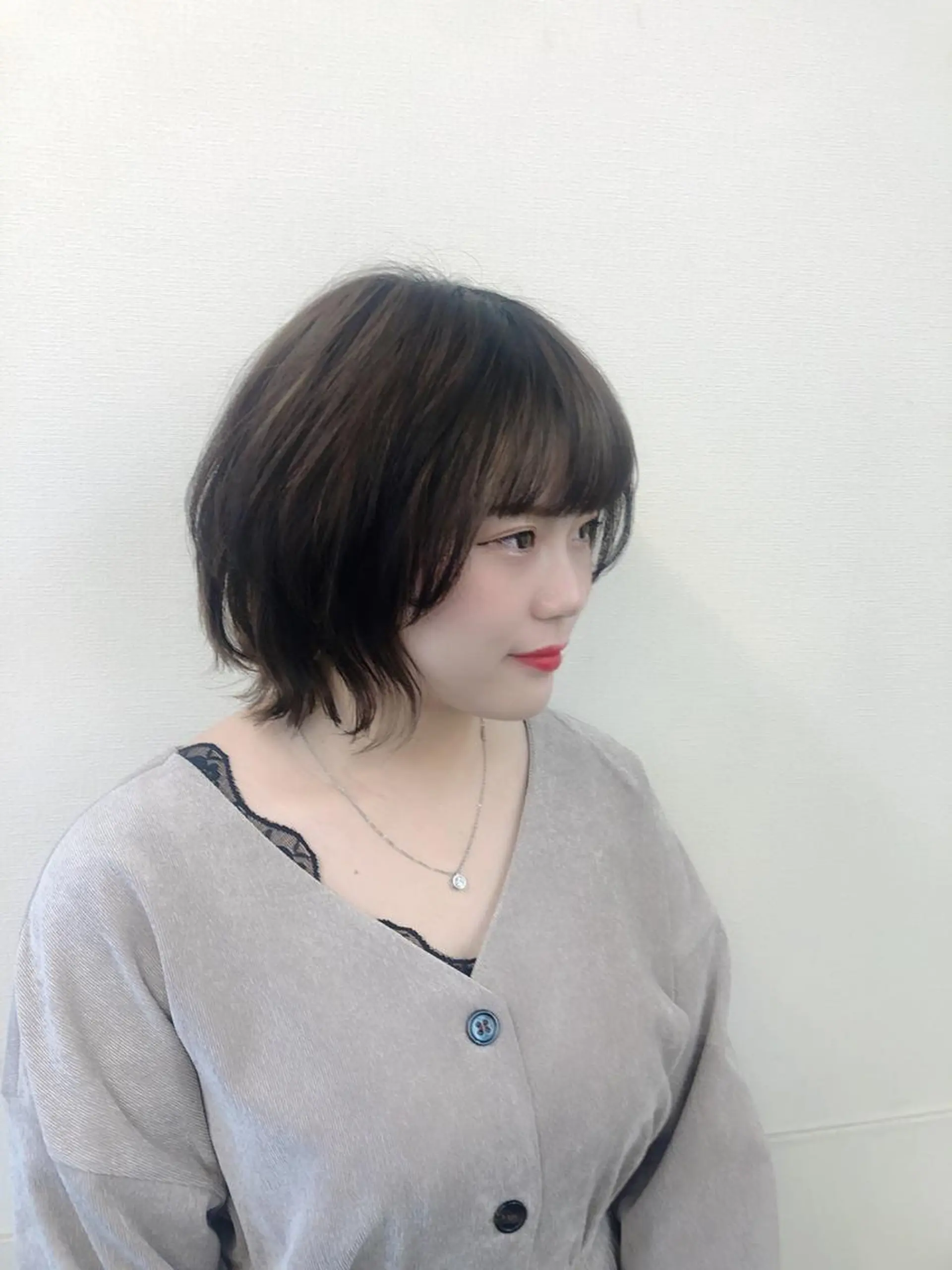 ショート ボブ くびれヘア 外ハネヘア 崎山 瑠依のヘアスタイル