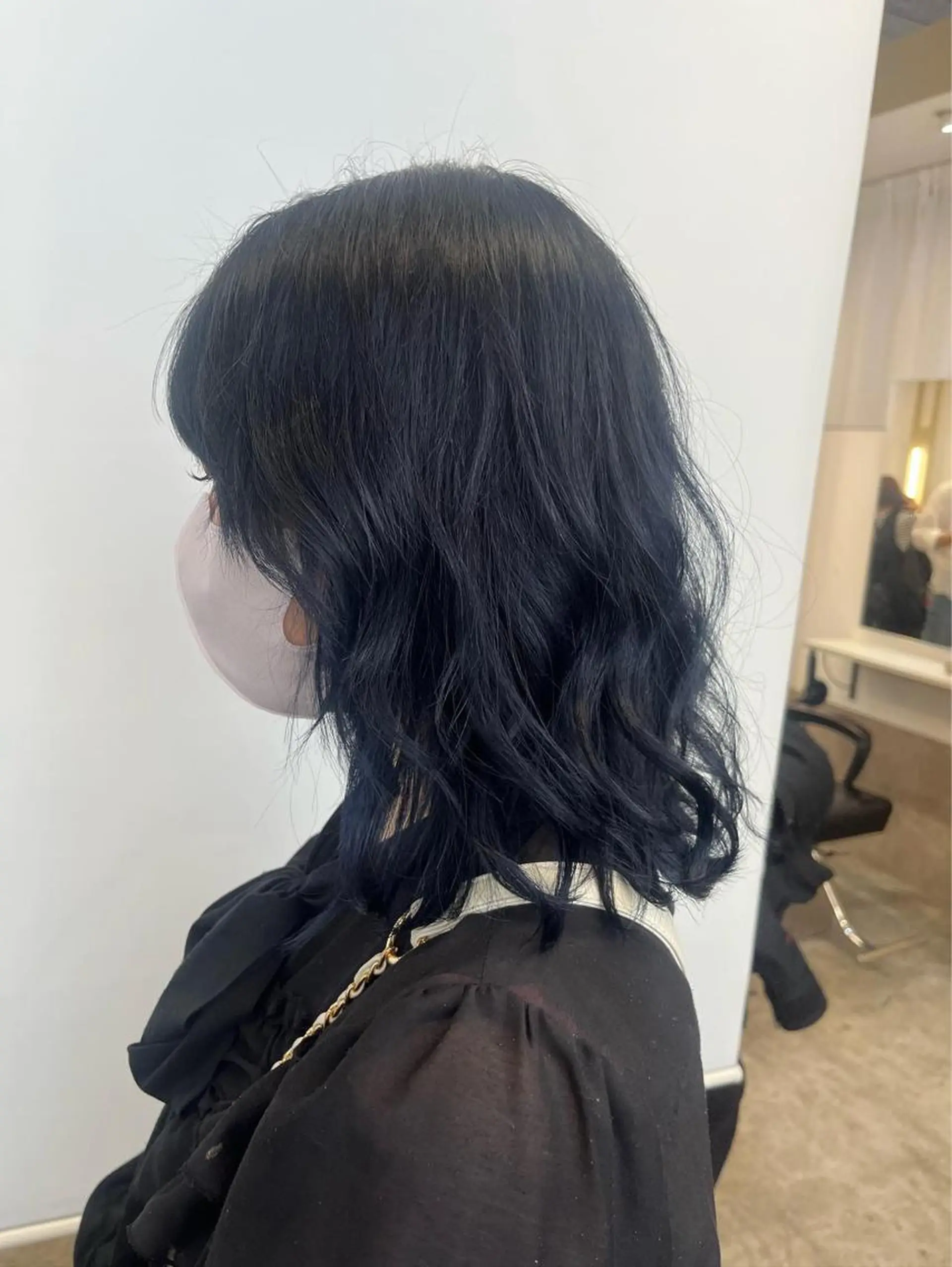 セミロング カラー 黒髪 ブルーカラー ブルーブラック 渡 汐音のヘアスタイル