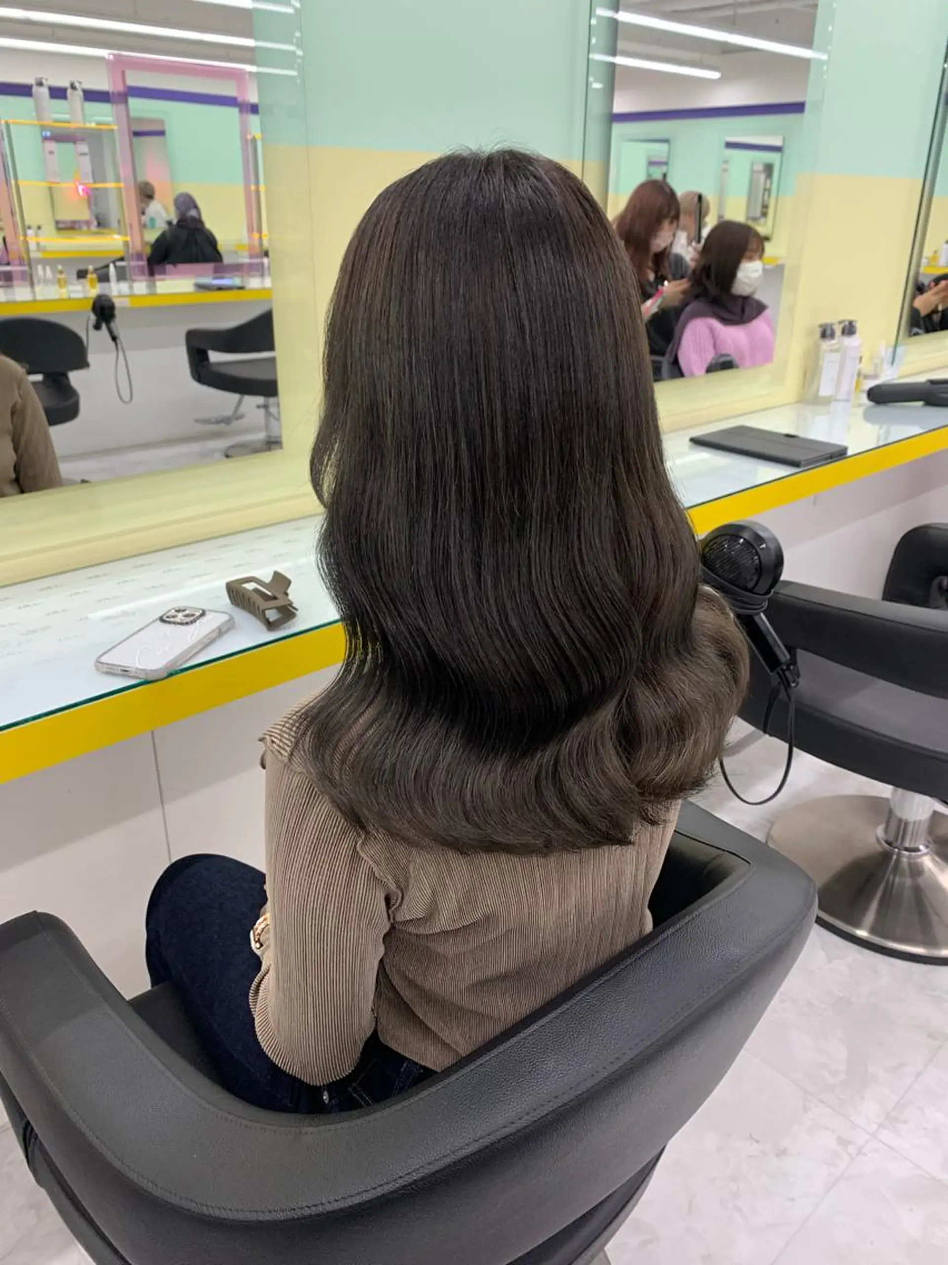 セミロング カラー ベージュカラー ブラウンカラー 透明感カラー オリーブベージュ オリーブブラウン ヘアカラー 🪞ハイトーン🪞 🤍waka🤍のヘアスタイル