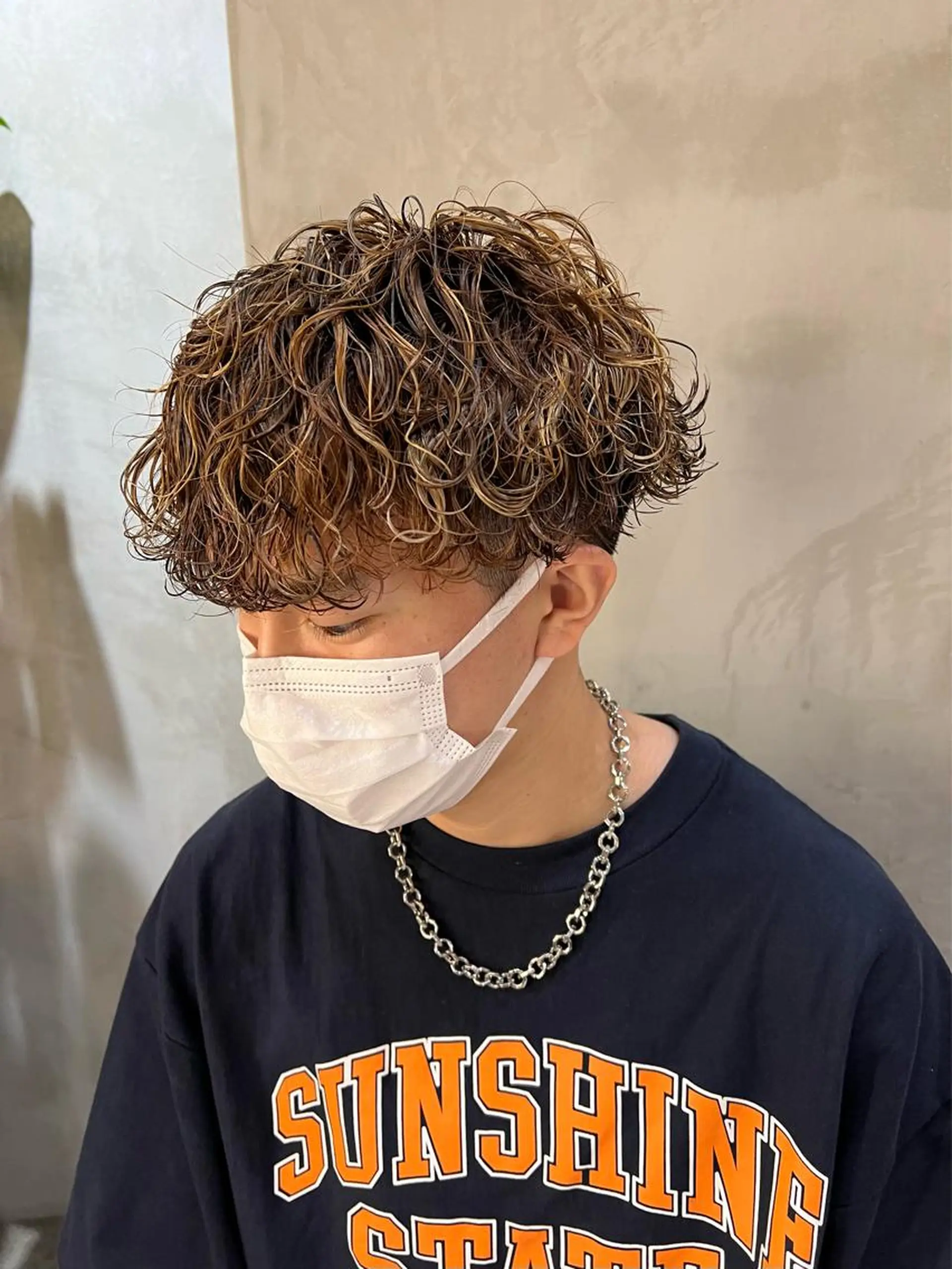 ショート カラー パーマ メンズ メンズハイライト メンズパーマ 波巻きパーマ ハイライトカラー ハイライト カット パーマ トリートメント 波巻きスパイラルパー マ/シャドウパーマ駿のヘアスタイル