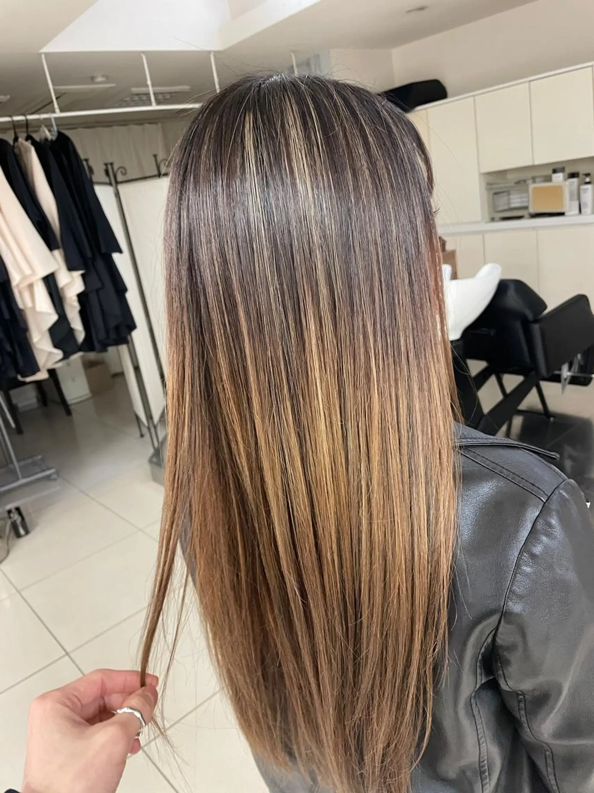 ロング アッシュ ハイライト レイヤーカット 縮毛矯正 トリートメント 【髪風船】上大岡店所属・齋藤 尋真のヘアスタイル