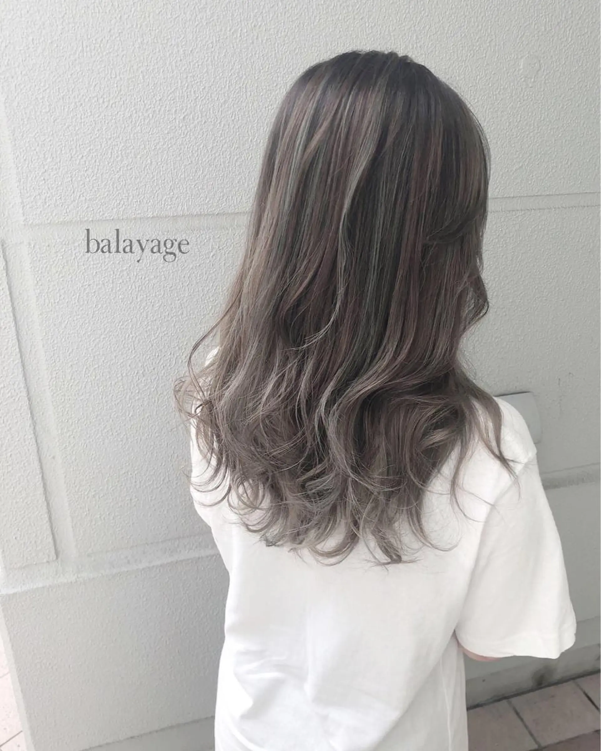 セミロング ヘアカラー 岸川 恭子のヘアスタイル