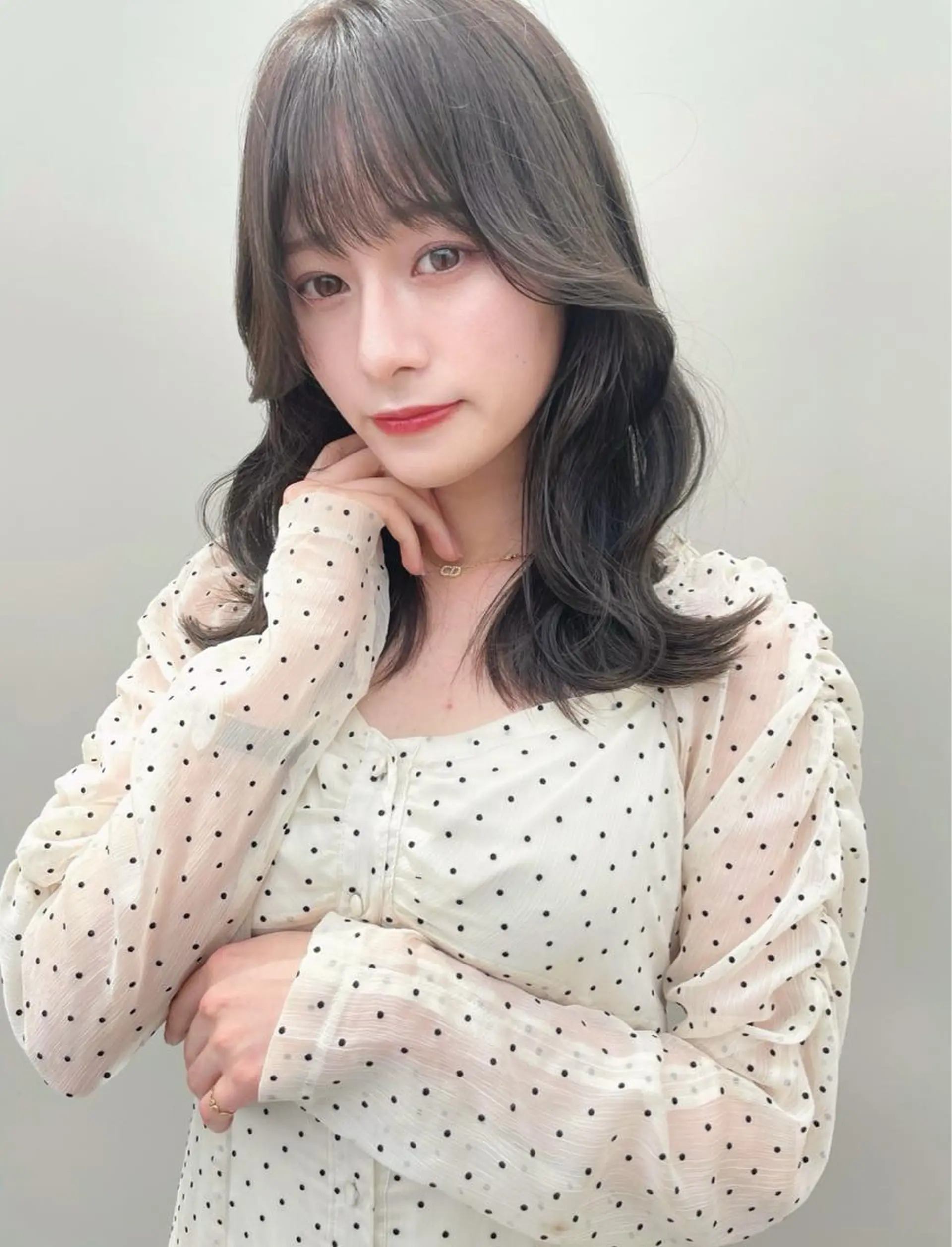 ミディアム レイヤーカット、 大人可愛い 中村美羅のヘアスタイル