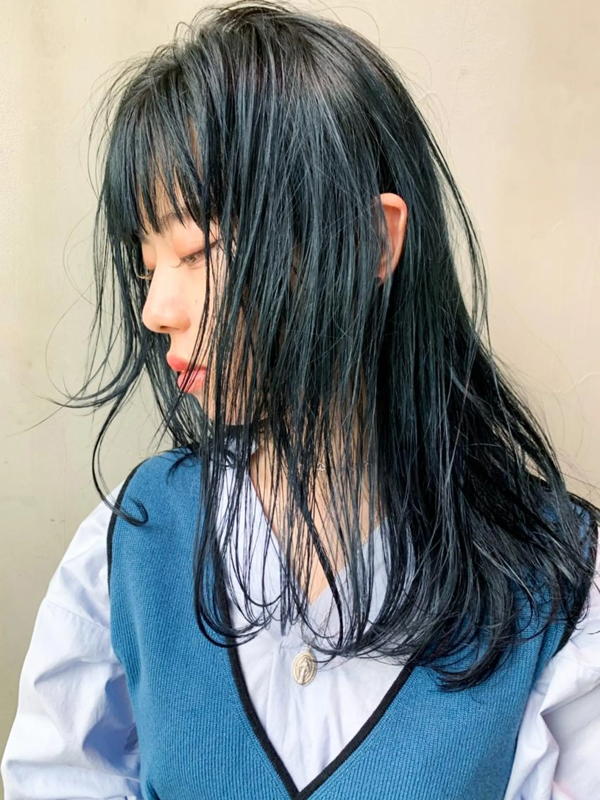 セミロング カラー パーマ 黒髪 ブルーカラー ブルーブラック ITbyALBUM 中野店のヘアスタイル