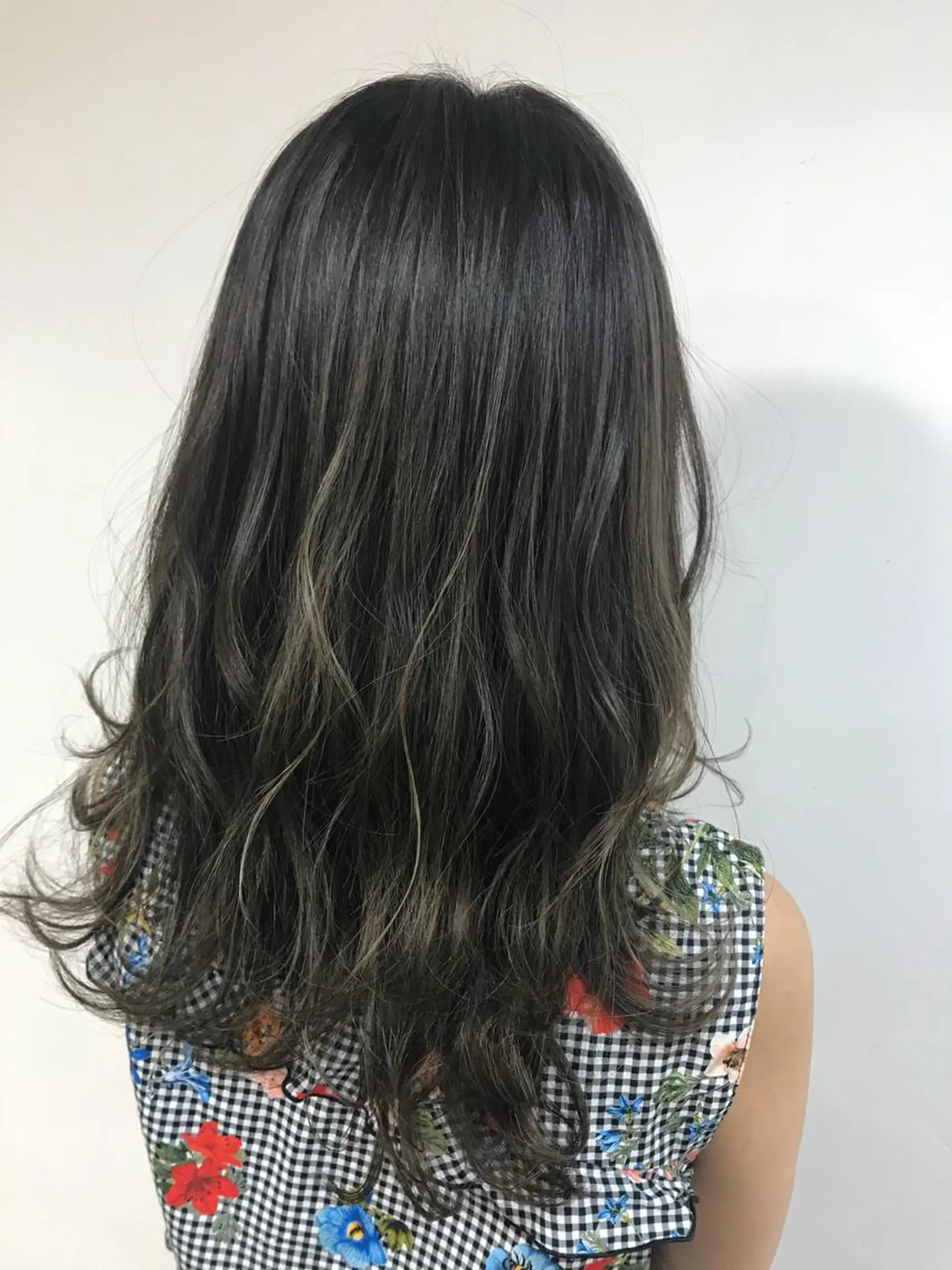 セミロング カラー アッシュ ベージュカラー フォギーベージュ ハイライトカラー ハイライト shanti   平岸店所属・柾本 寛貴のヘアスタイル