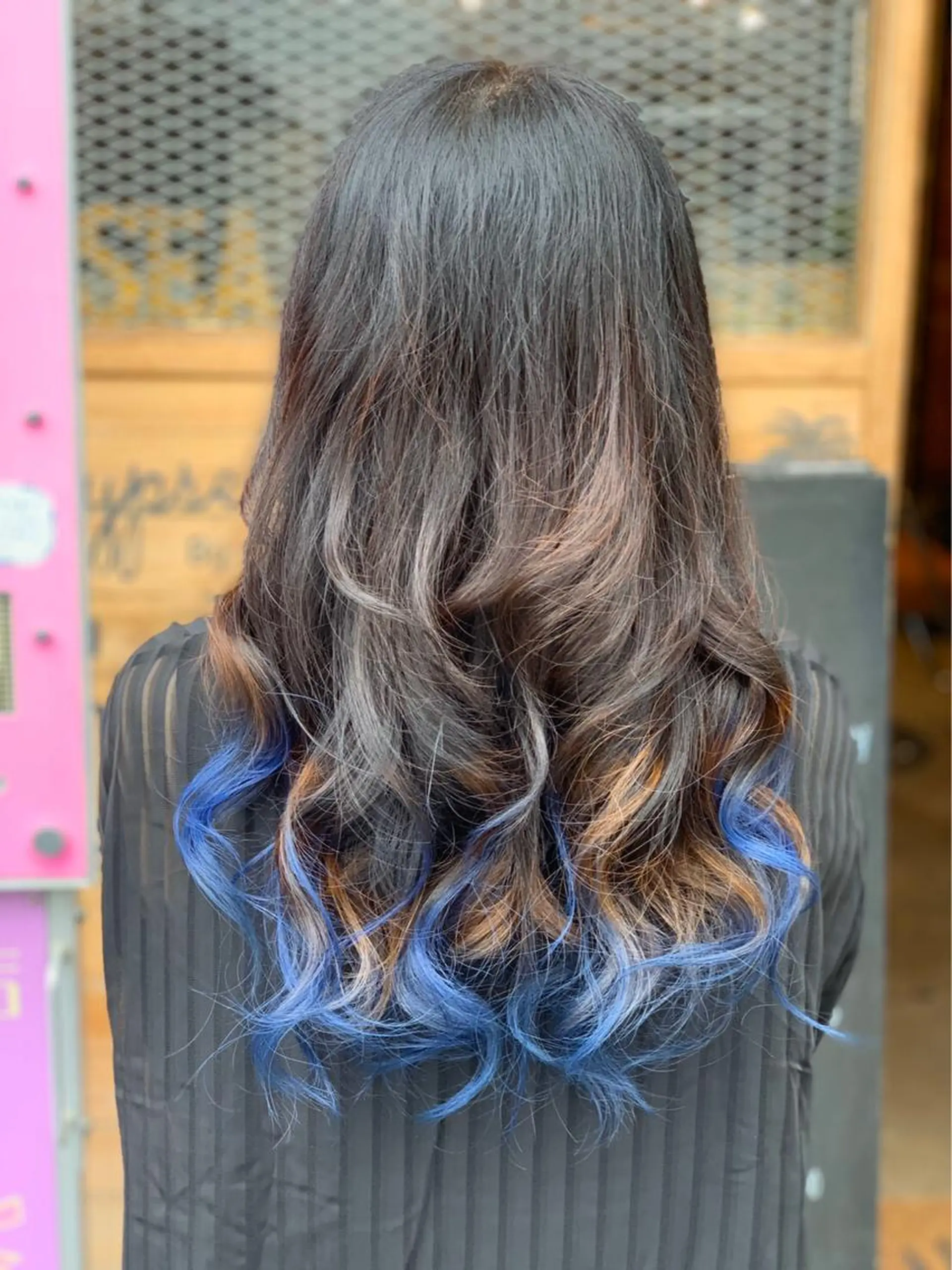 ロング カラー ブリーチ ブルーカラー ブラウンカラー ダークブラウン koahair design所属・ヨッ シーのヘアスタイル