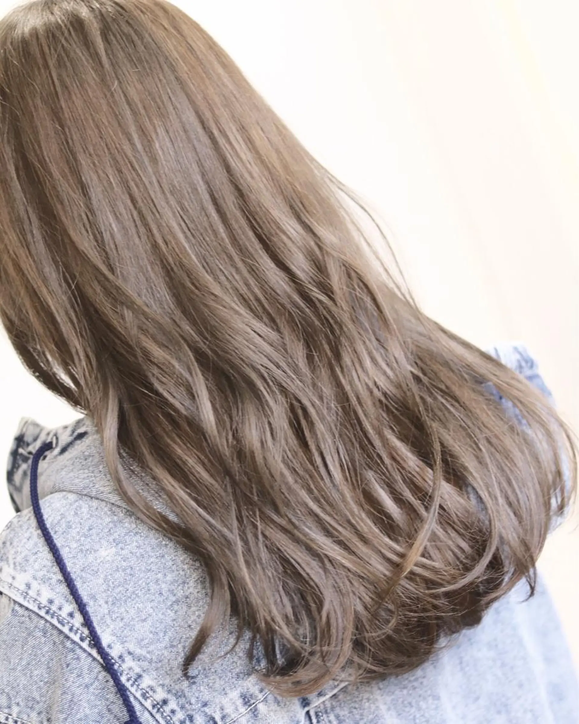 ミディアム カラー パーマ ヘアアレンジ グレージュ youres hair 新宿3丁目店所属・新宿.代表.透け髪 TAKAケアブリーチのヘアスタイル