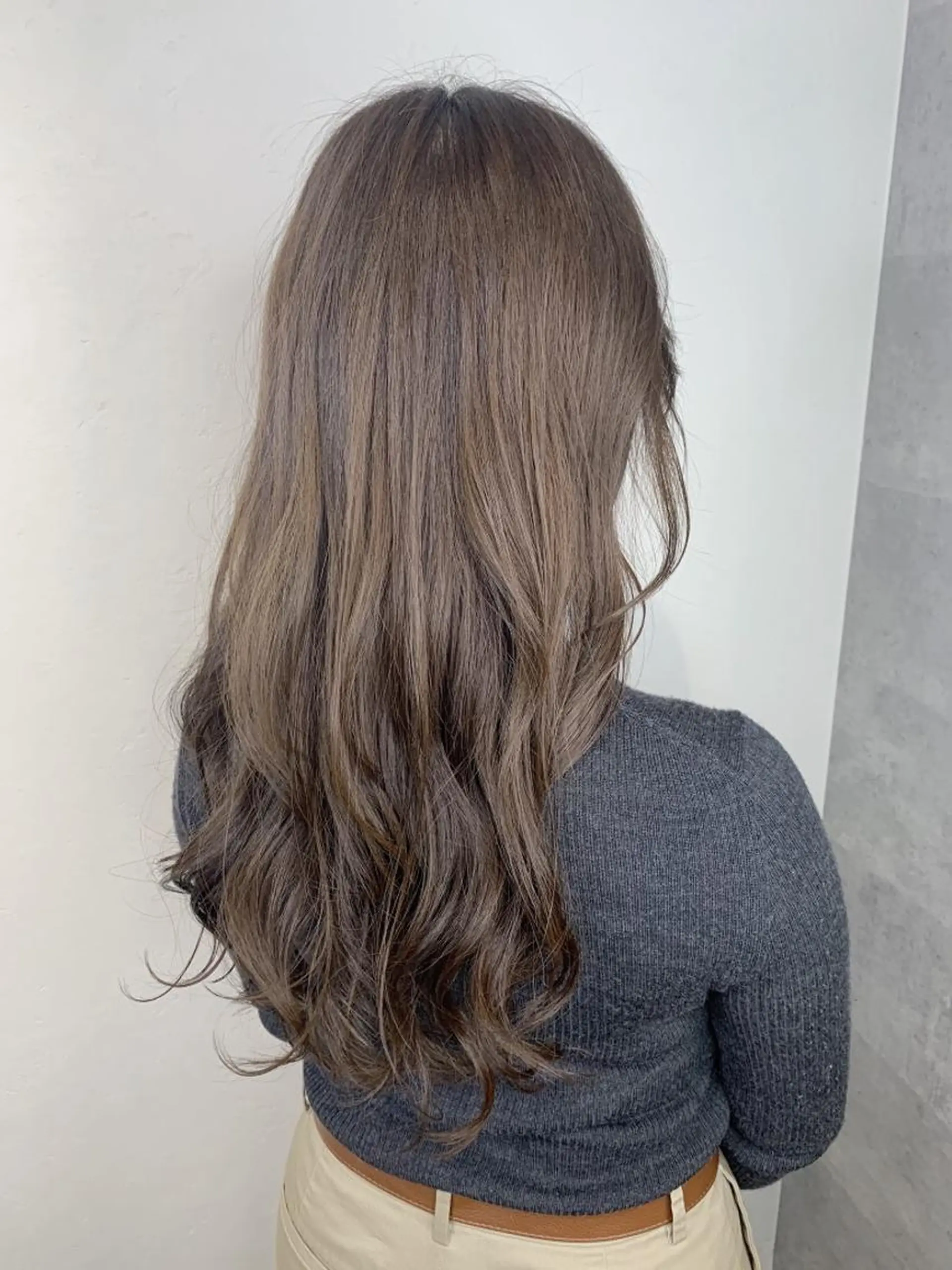 セミロング ボブ 斜めバング 外国人風カラー 伸ばしかけ レイヤーカット ＿WHITE鳳店 アンダーバーホワイトのヘアスタイル