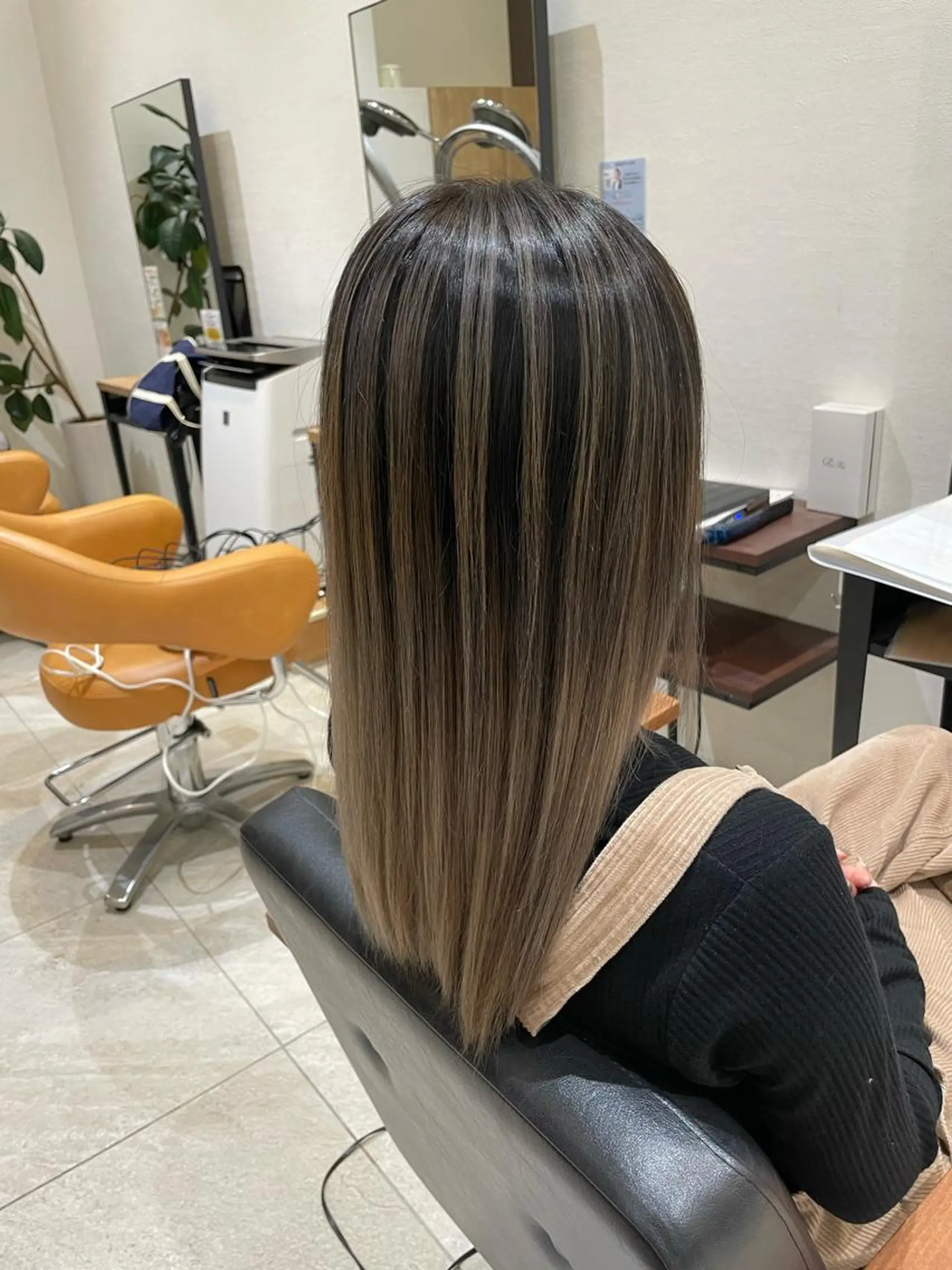 ロング カラー バレイヤージュ ベージュカラー ホワイトベージュ レイヤーカット ヘアカラー AGU hair vigor 三条店所属・AGU 三条店 林　雄のヘアスタイル