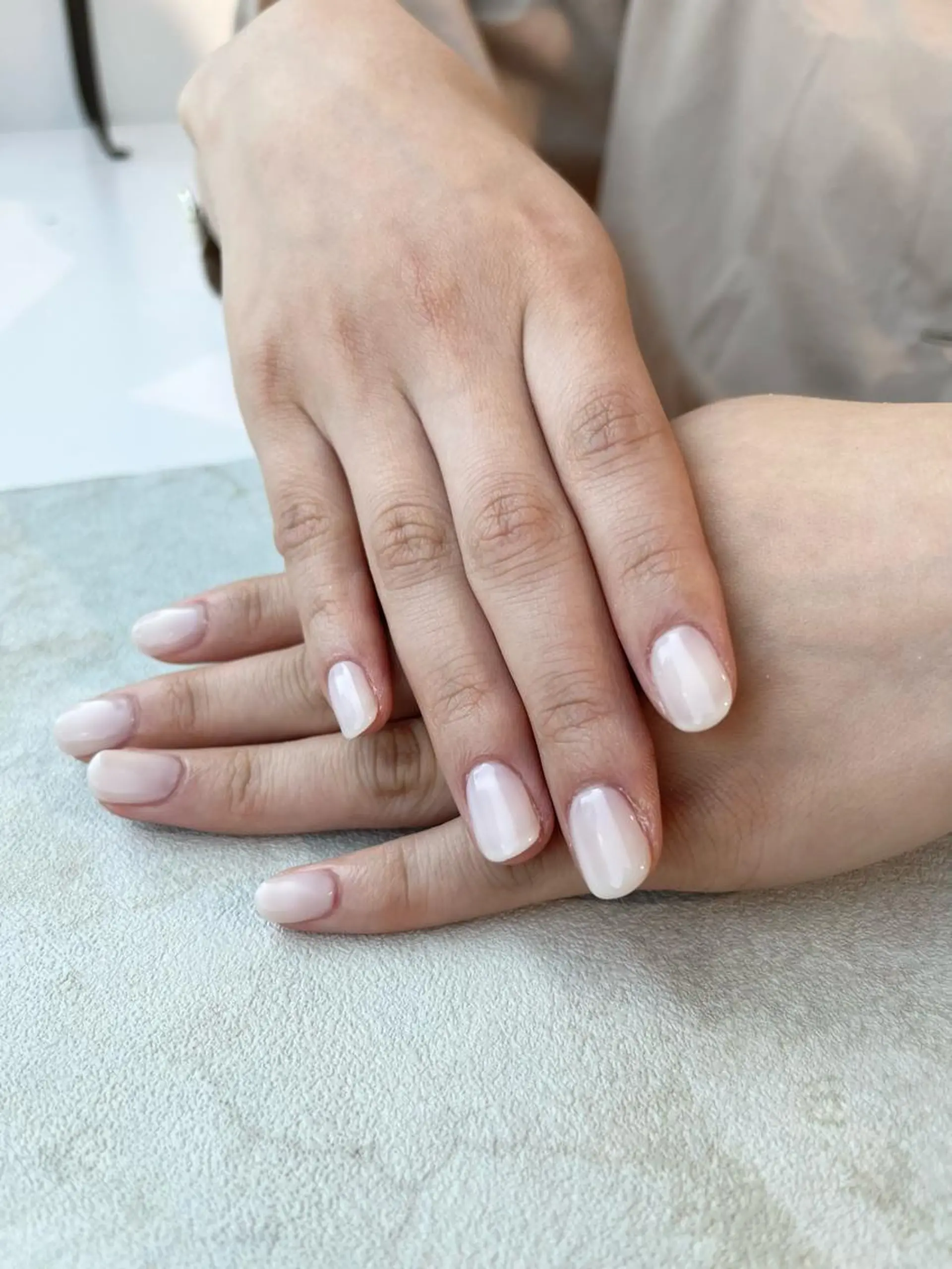 ネイル ホワイト 小川 奈々花のネイルデザイン