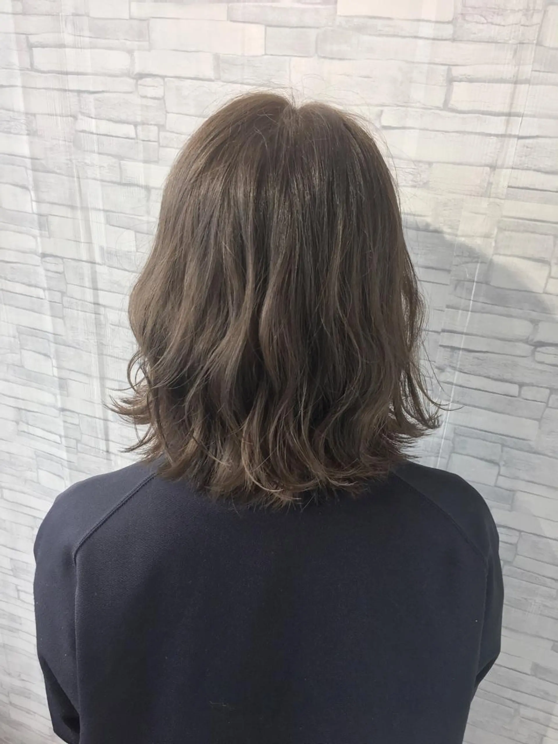 ミディアム カラー 足立 磨咲のヘアスタイル
