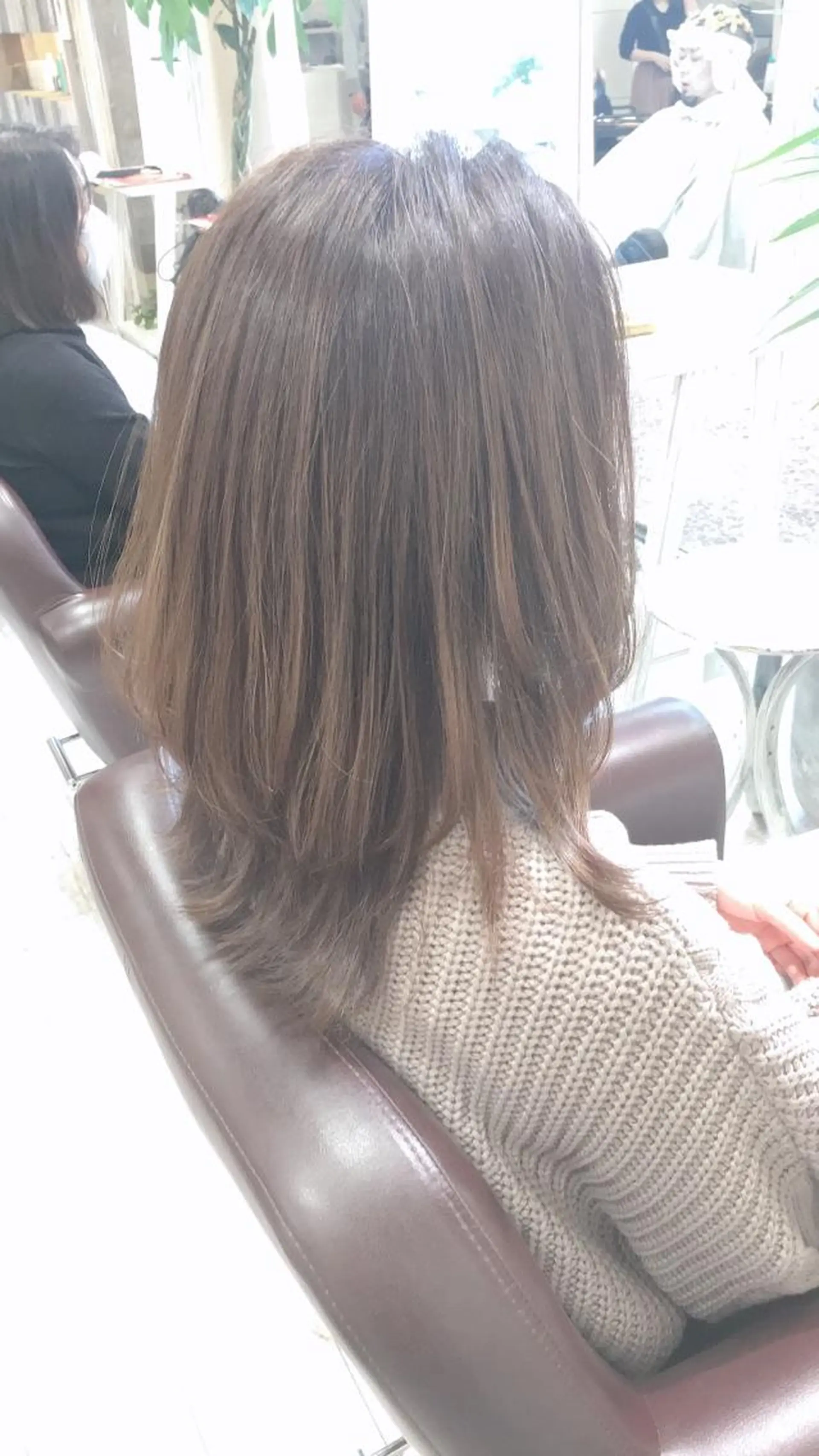 セミロング Aile所属・酸性ストレート／カラ ー/山下高明のヘアスタイル