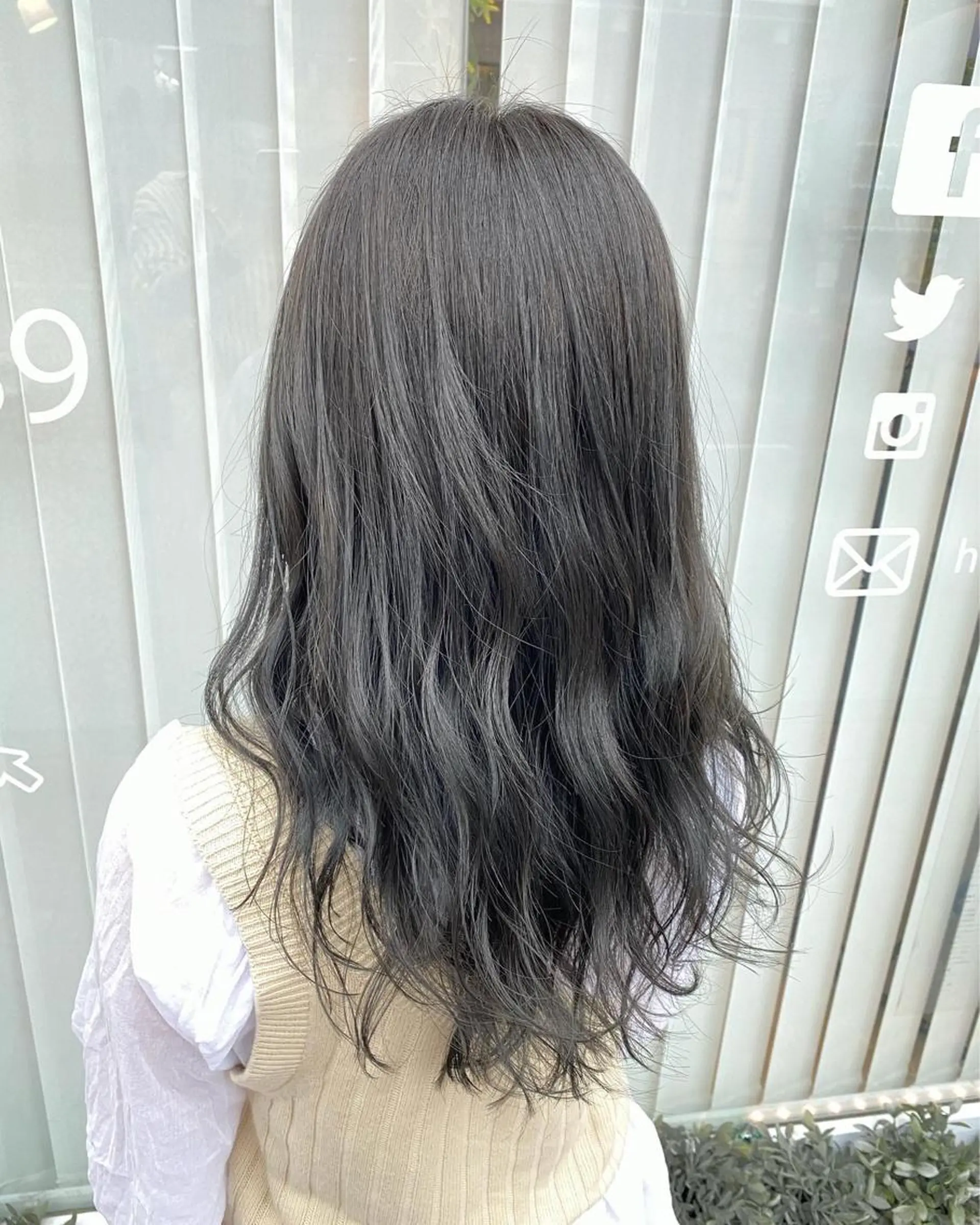 ロング カラー ヘアアレンジ ブリーチ 透明感カラー グレージュ 高橋胡桃🪽 ディレクターのヘアスタイル