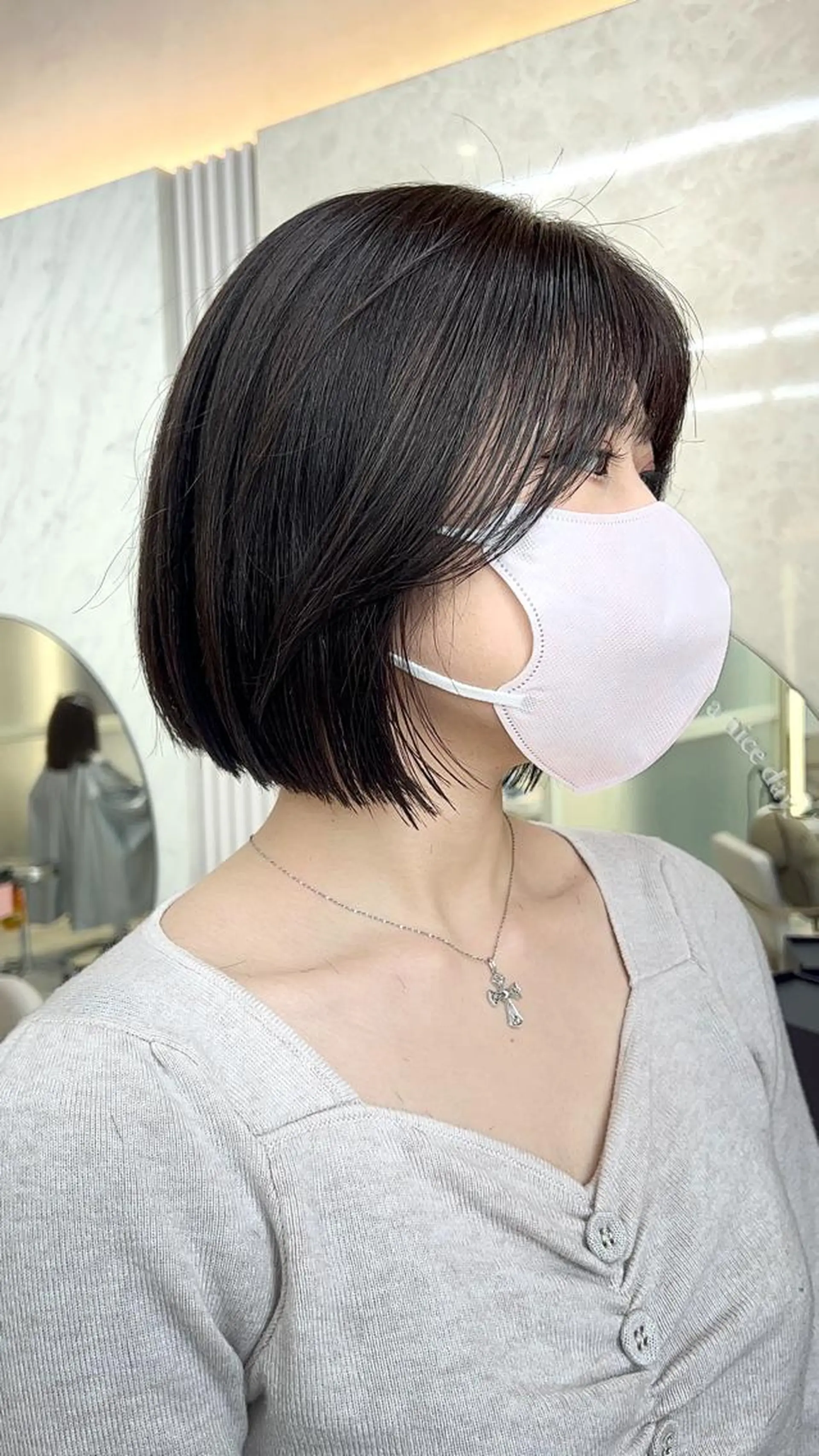 ショート カラー ミストバング グレージュ ボブ くびれヘア 斜めバング ヘアカラー トリートメント ニュアンスレイヤー ハイトーンカラーのヘアスタイル