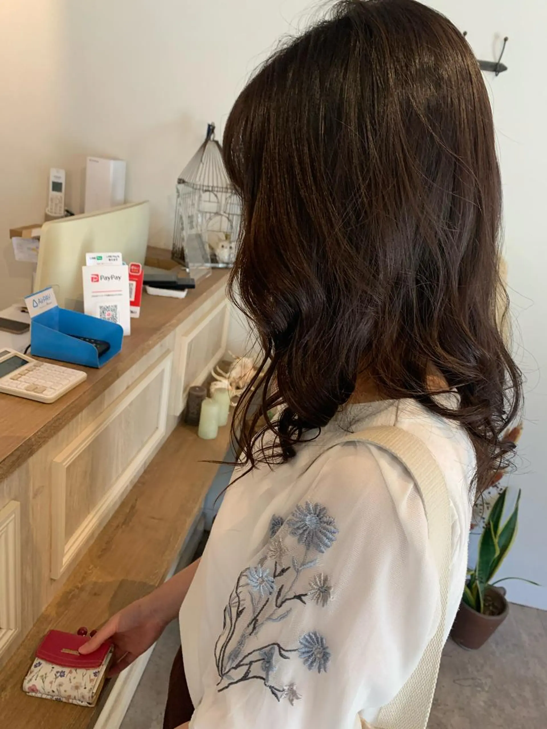 ミディアム カラー ベージュカラー カット パーマ HARE 川崎晴佳のヘアスタイル