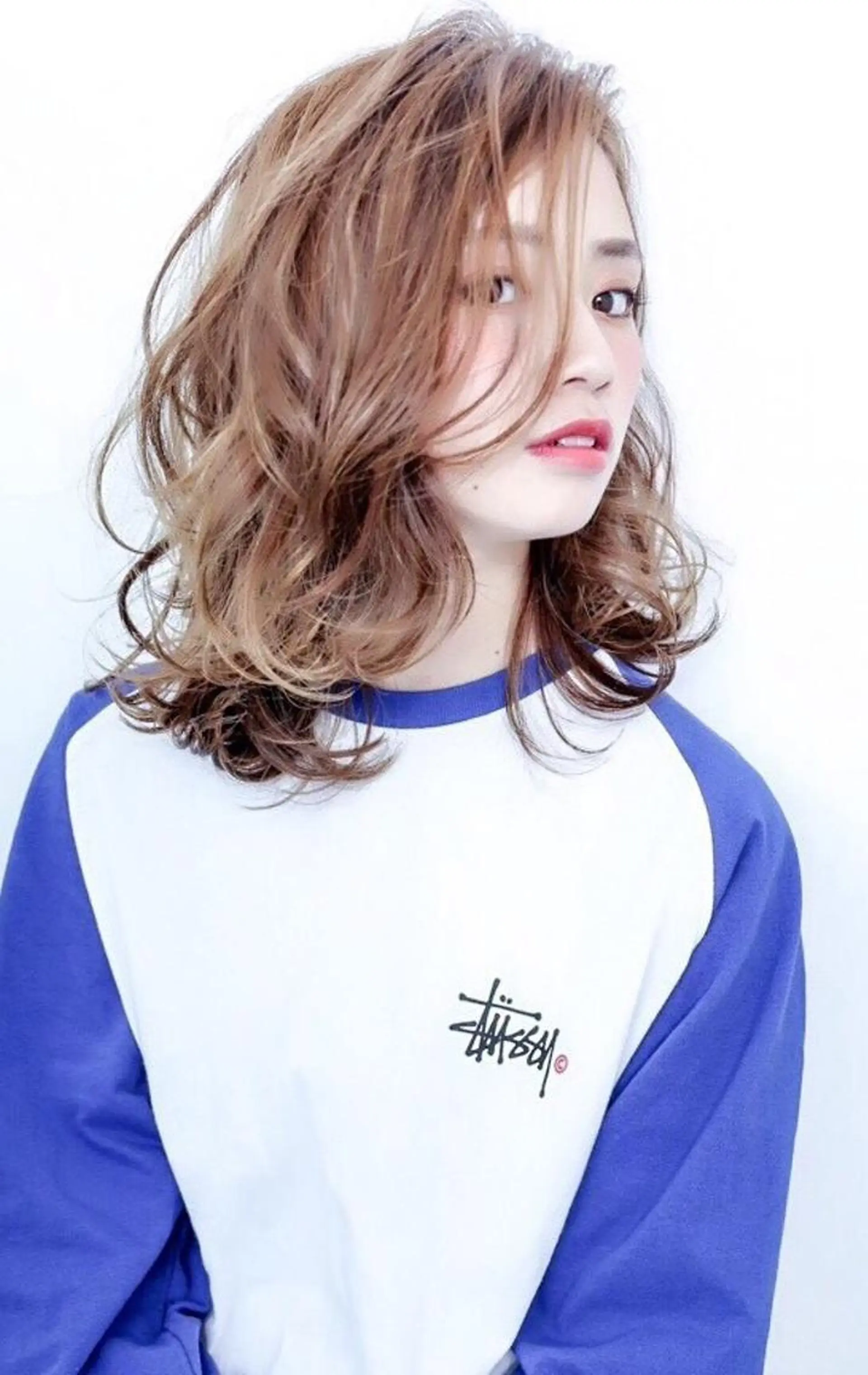 ミディアム カラー アッシュ ミルクティーアッシュ レッドカラー ブリーチ/髪質改善 NYNY大久保のヘアスタイル