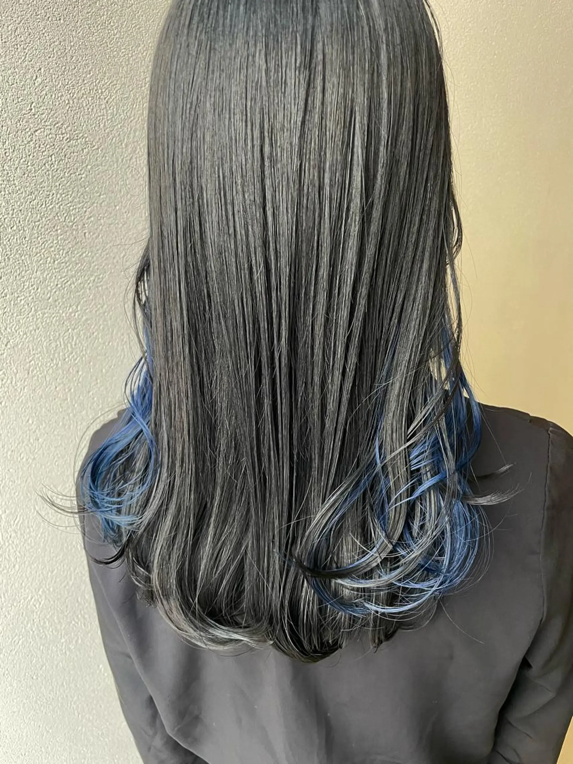 セミロング カラー アッシュ ブリーチ ブルーカラー 沢田 瞳のヘアスタイル