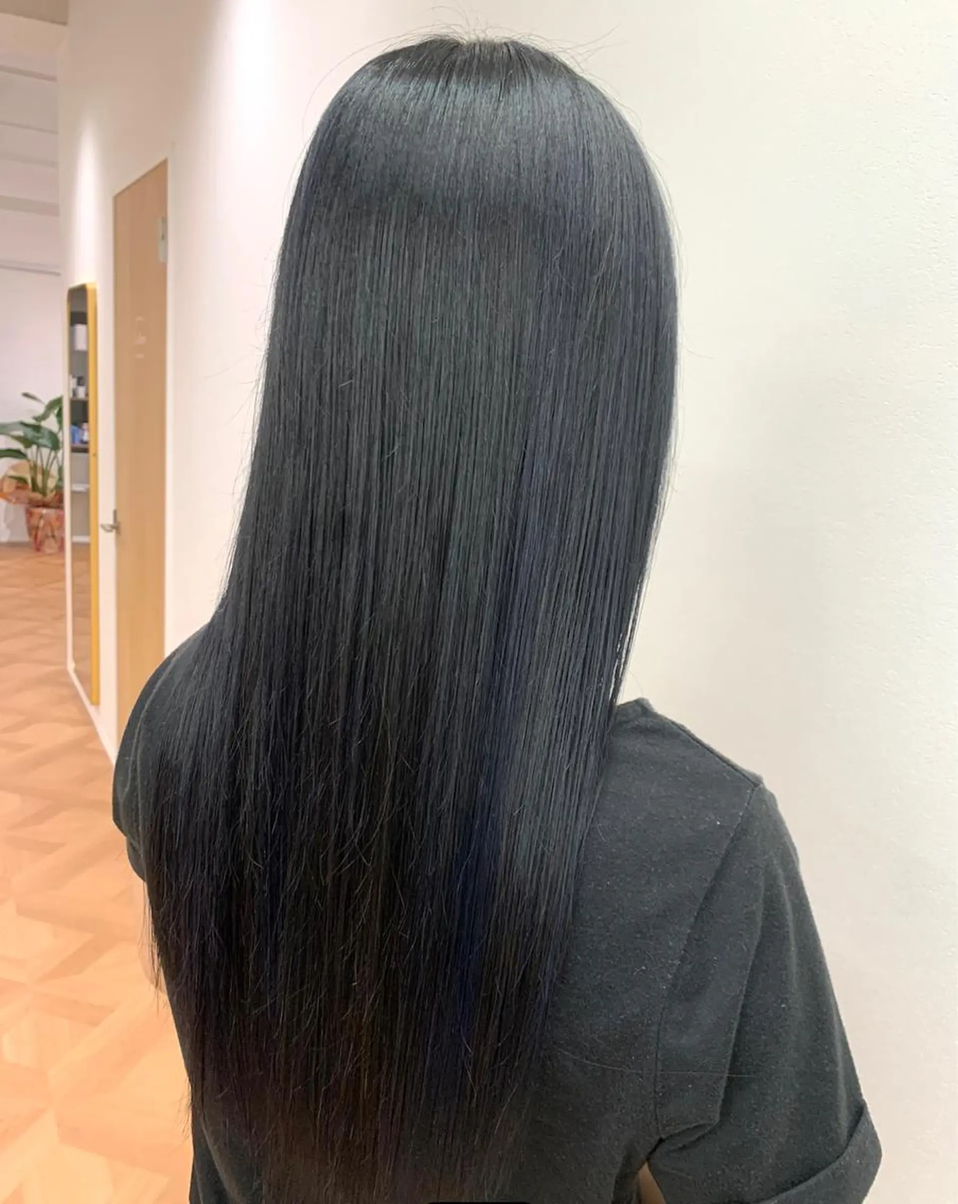 ロング カラー 黒髪 ブルーカラー ブルーブラック ハイライトカラー ハイライト カット ヘアカラー 佐々木 有彩のヘアスタイル