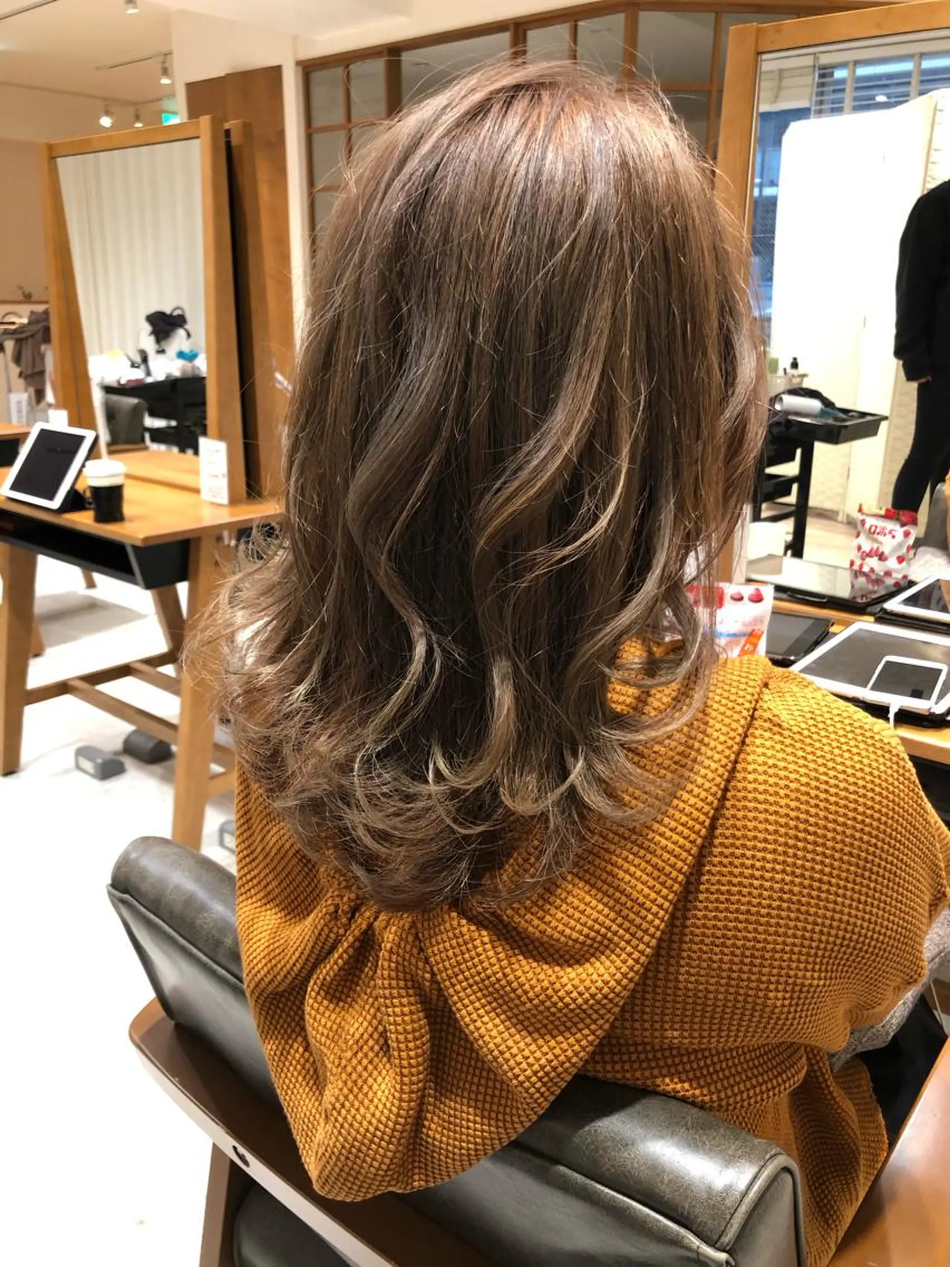 セミロング カラー 🌟イメチェン美容師 🌟清水 大輝のヘアスタイル