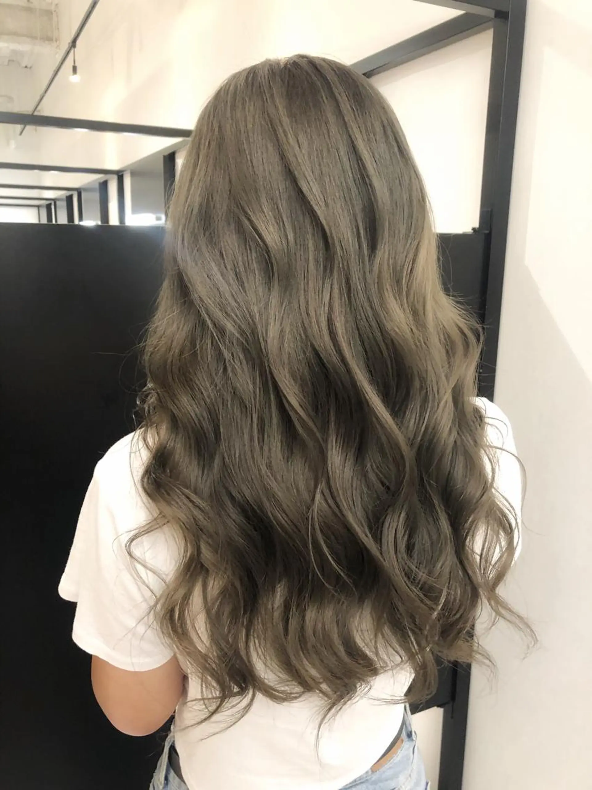 ロング カラー グレージュ 髪にドラマを。biscohair所属・biscohair 髪にドラマを。のヘアスタイル
