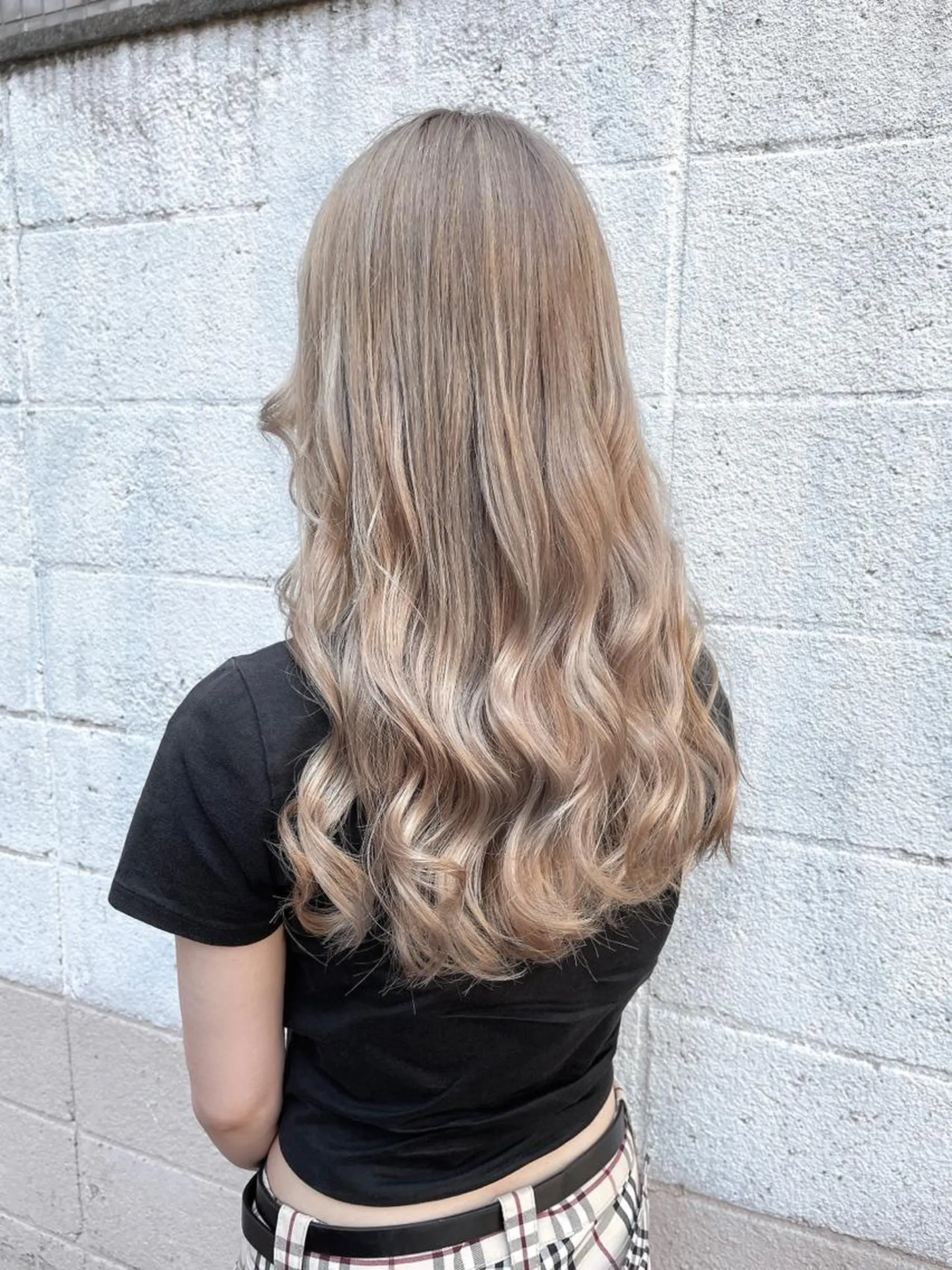 ロング カラー ベージュカラー ブリーチ ホワイトベージュ ヘアカラー トリートメント ヘアアレンジ にいた　かづしげのヘアスタイル