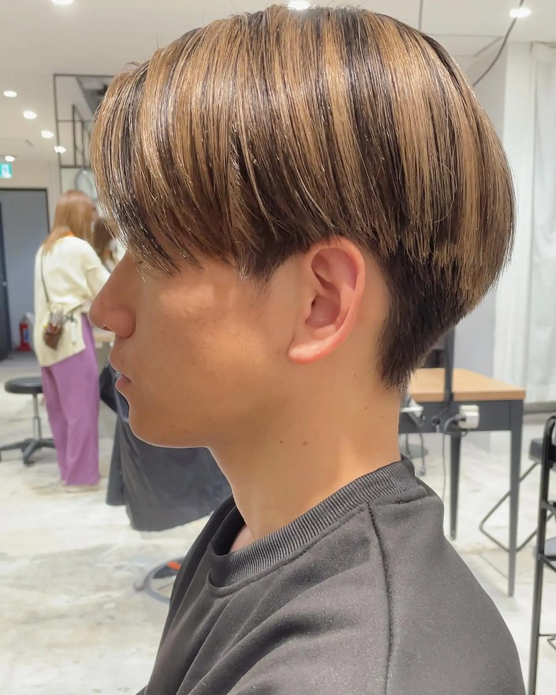 ショート カラー メンズ メンズブリーチ センターパート ブリーチ カット ヘアカラー トリートメント Loom.所属・村上雅人 ナチュラルモードのヘアスタイル